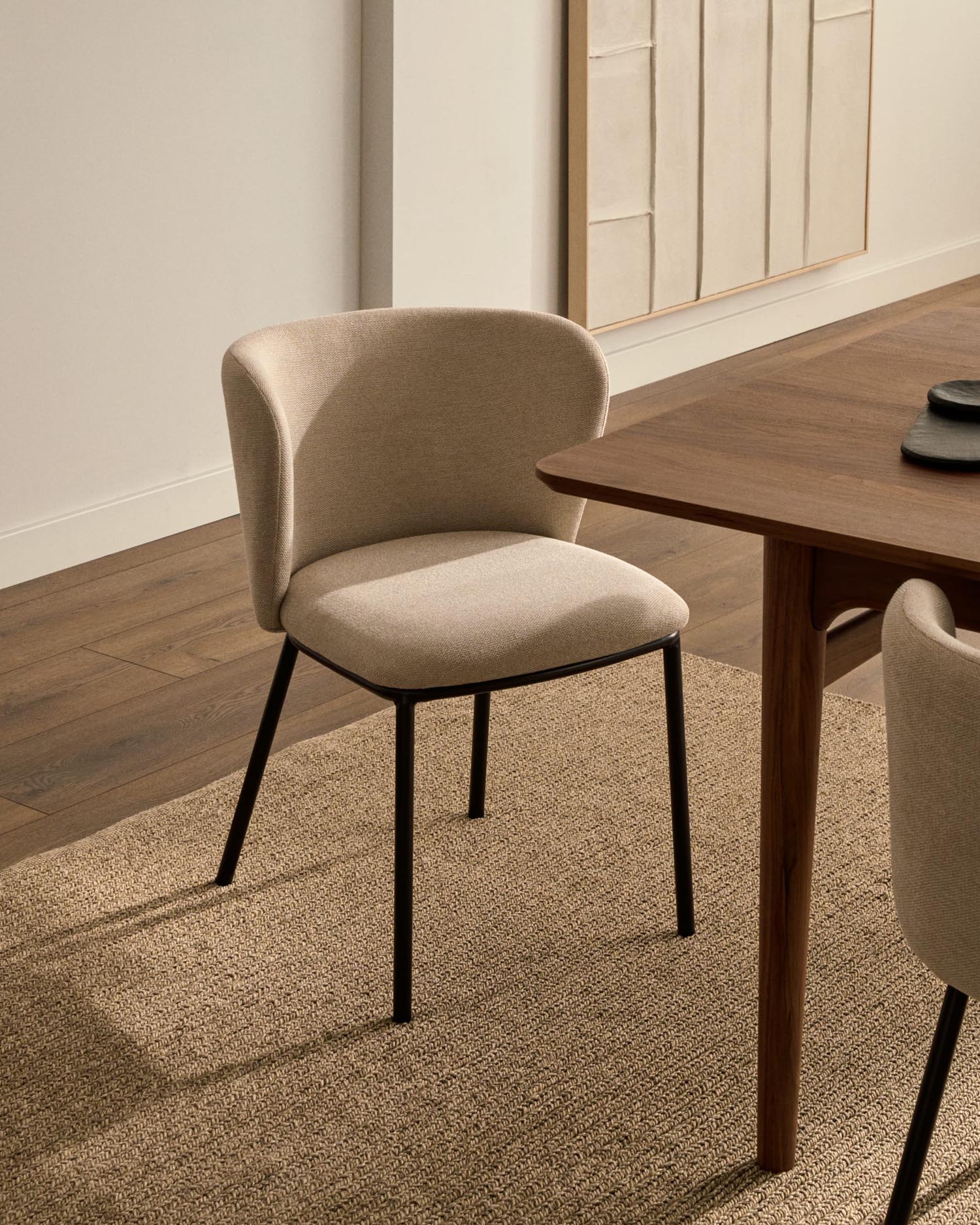 Leinwand Klis von Kave Home, 120x200 cm, aus Leinen mit geometrischen weissen Formen. Perfekt für zeitgemässe Raumgestaltung.