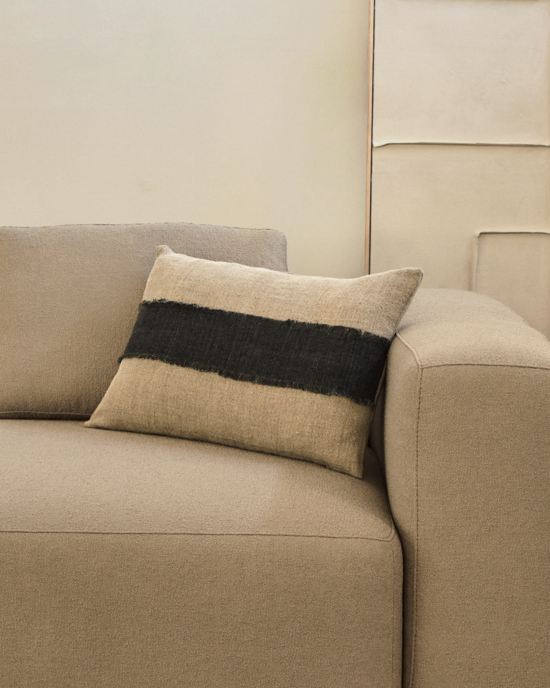 Leinwand Klis von Kave Home, 120x200 cm, aus Leinen mit geometrischen weissen Formen. Perfekt für zeitgemässe Raumgestaltung.