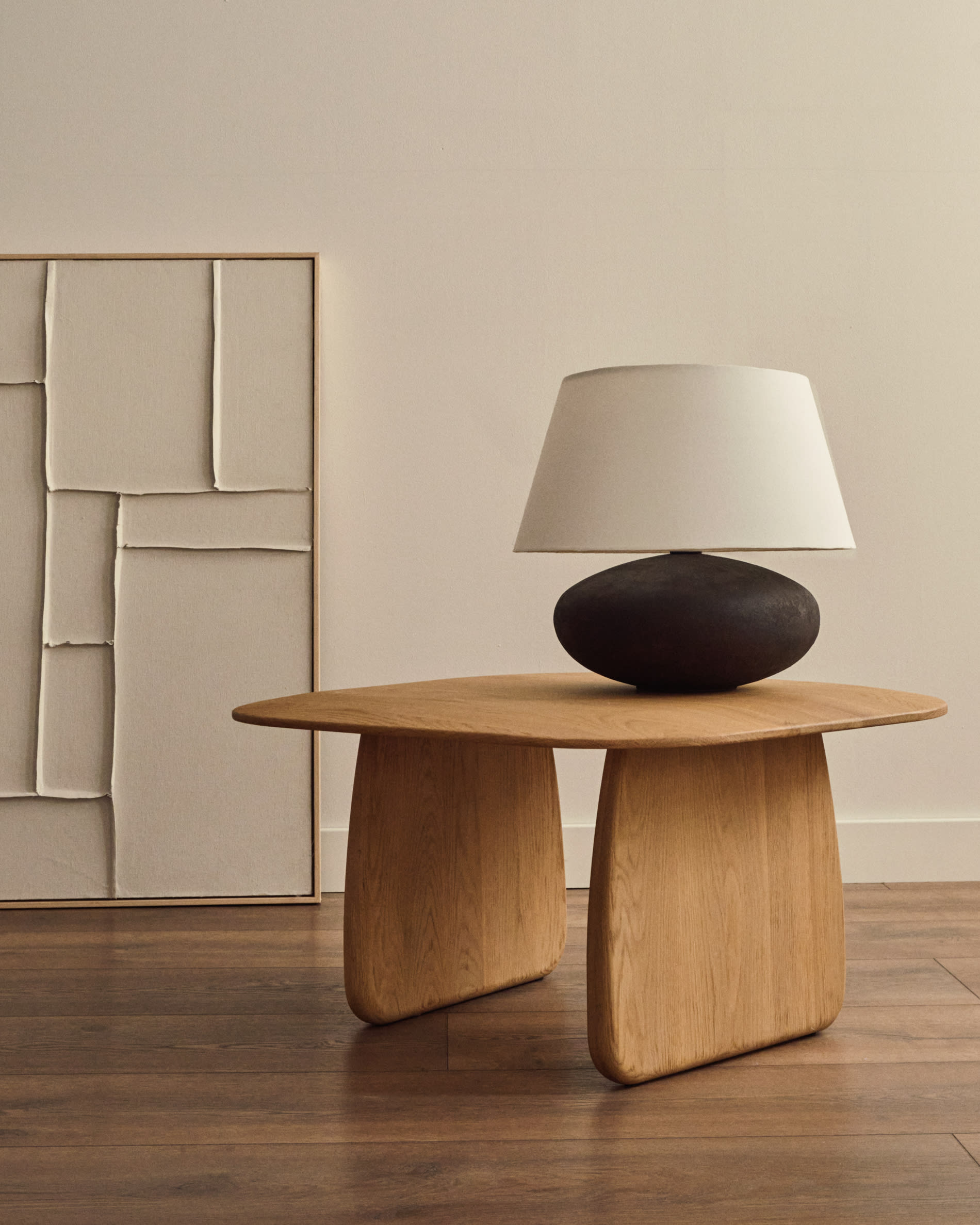 Ein modernes Leinwandbild mit geometrischen Formen in Weiss, das Eleganz und minimalistischen Stil in jeden Raum bringt.