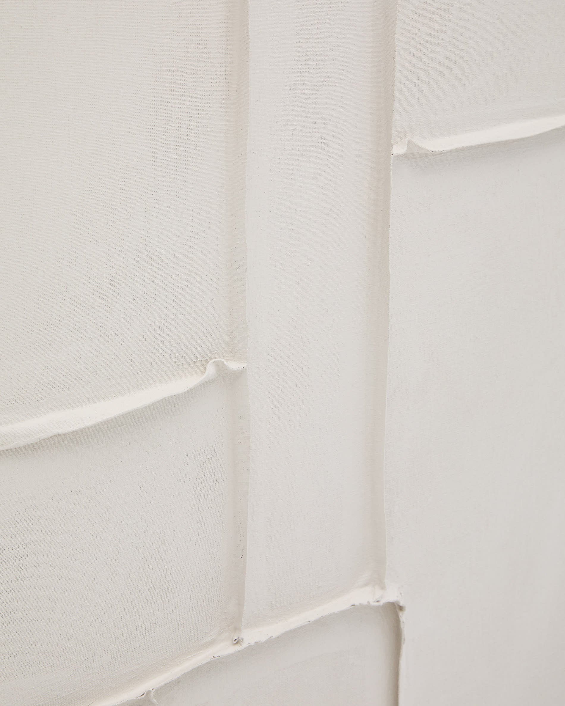 Verleihen Sie Ihrem Raum mit dem 60 x 90 cm großen Bild Klis aus Leinen von Kave Home einen modernen Touch. Geometrische Formen in Weiß schaffen eine harmonische Atmosphäre.