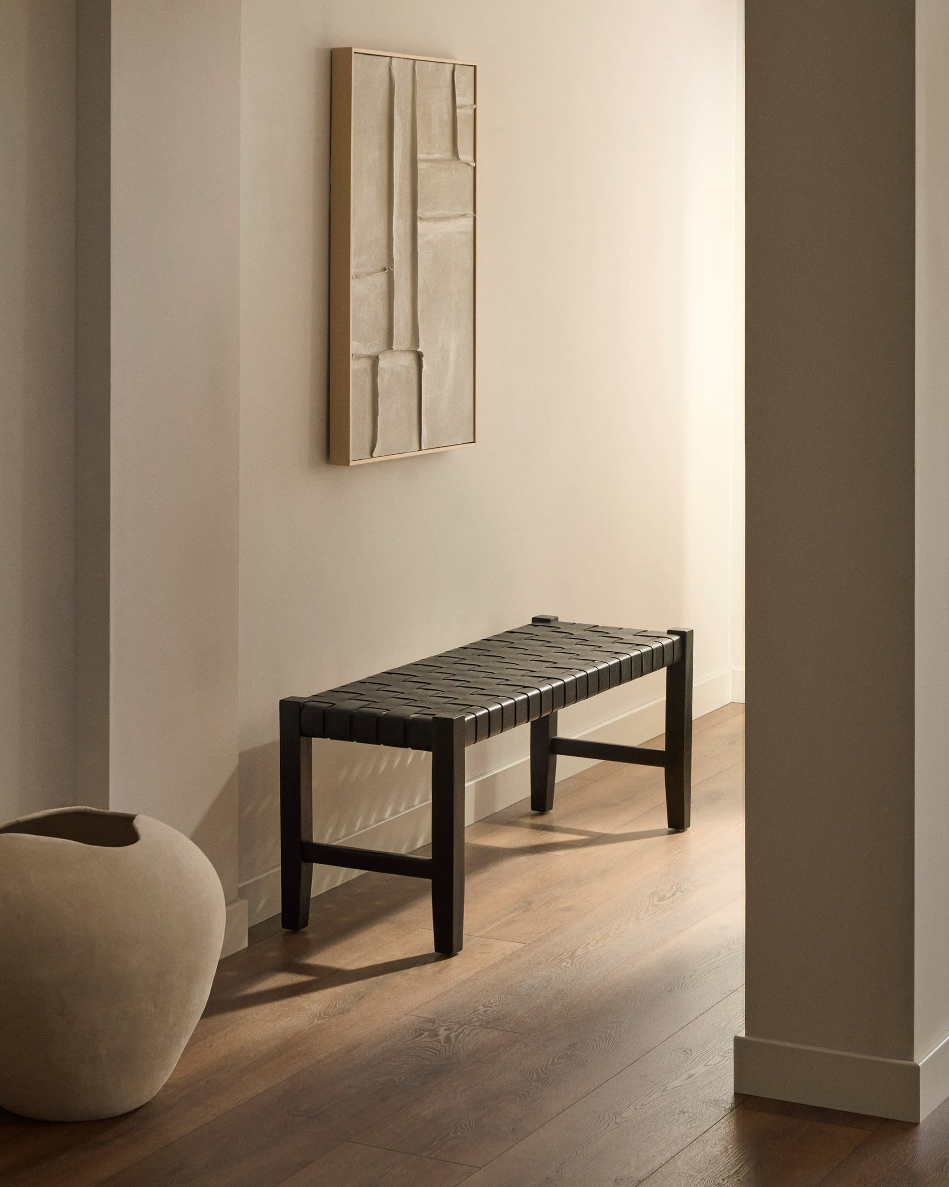 Entdecken Sie das Leinwandbild Klis von Kave Home: Ein elegantes Kunstwerk mit feinen geometrischen Mustern in Weiß, das jedem Raum Stil verleiht.