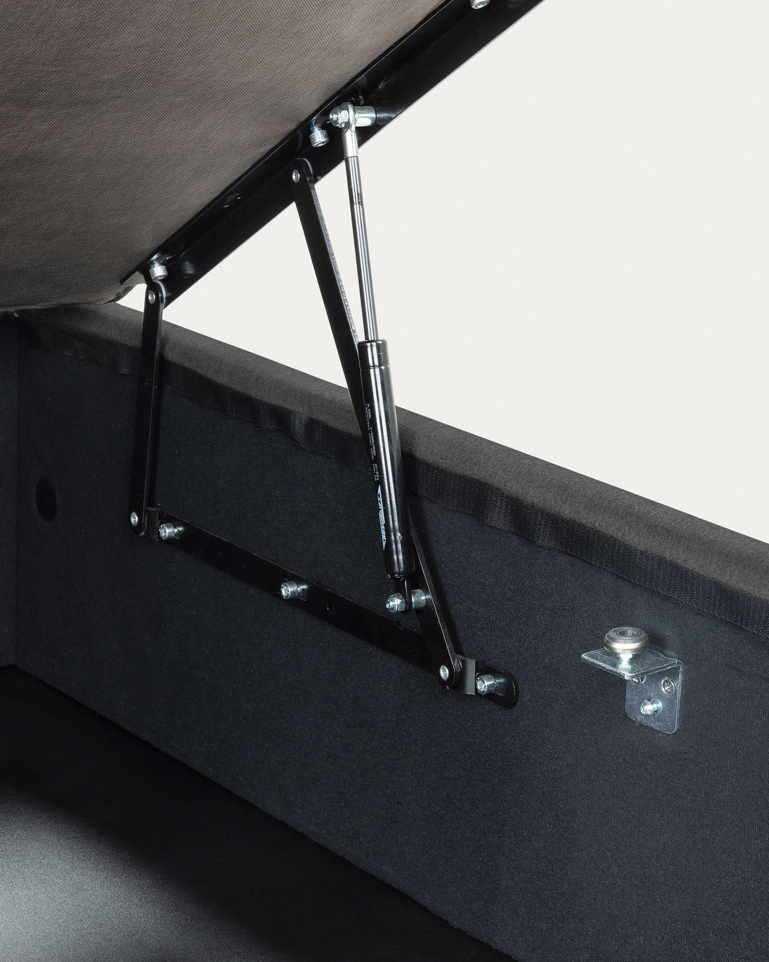 Modernes, funktionales Bettgestell in Schwarz von Kave Home für 90 x 190 cm Matratzen. Bietet praktischen Stauraum und stilvolles Design.