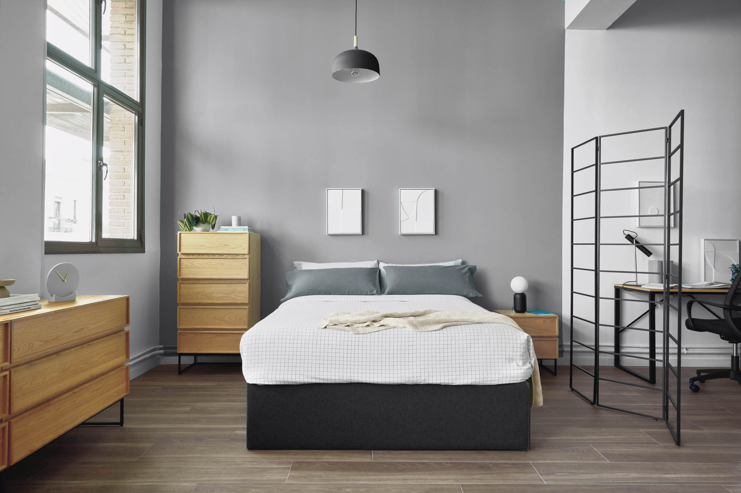 Elegantes schwarzes Klappbettgestell von Kave Home, passend für 140x190 cm Matratzen, ideal für modernes Wohnen.