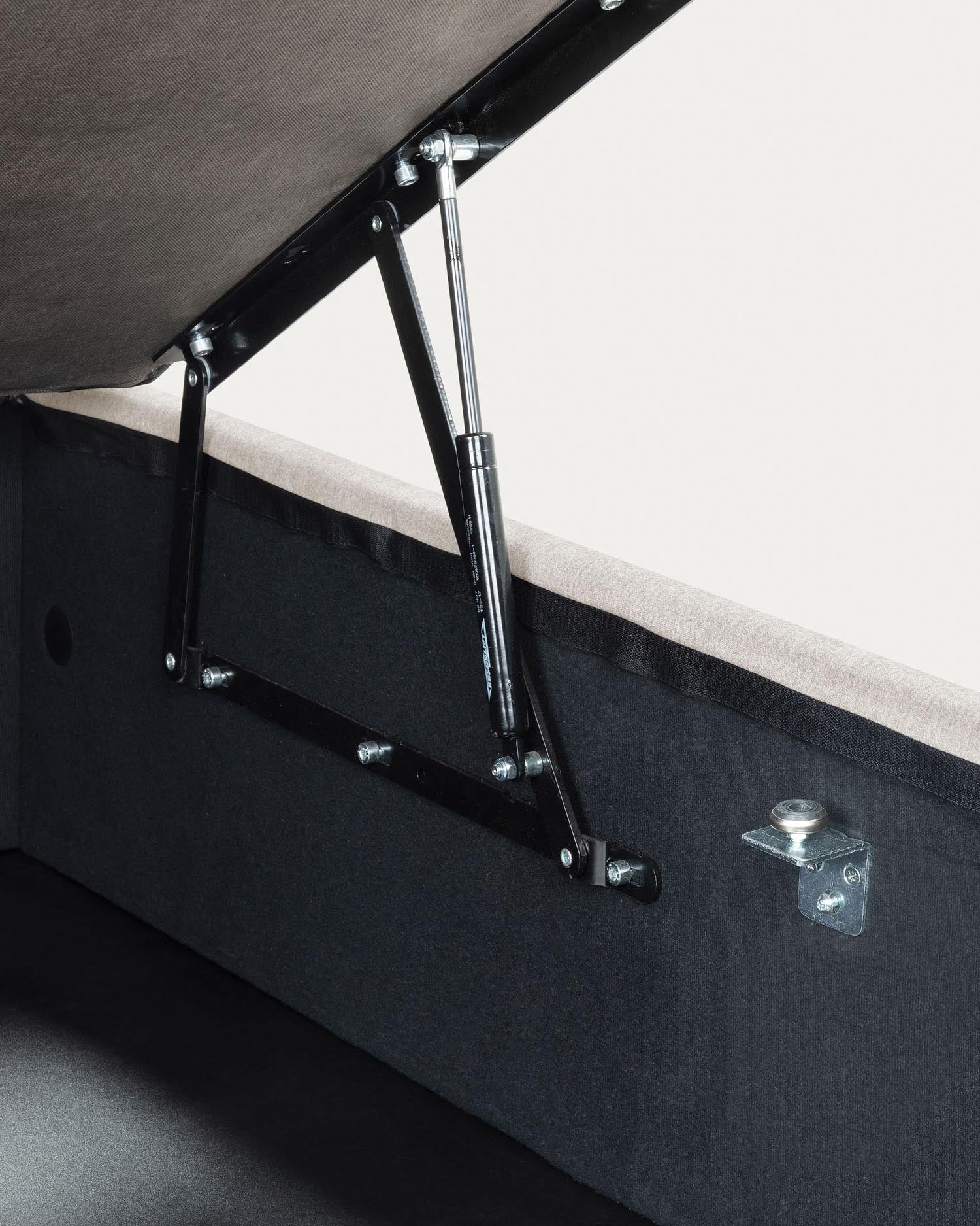 Beige Bettgestell Matters von Kave Home: Funktionales, elegantes Design für 140x190 cm Matratzen, ideal für platzsparende Lösungen und stilvolle Schlafzimmer.