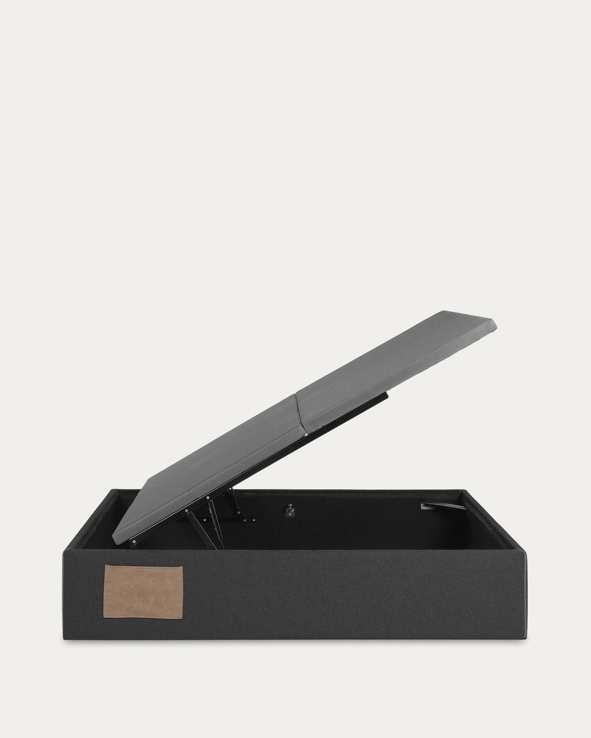 Elegantes schwarzes Bettgestell von Kave Home, klappbar, passend für 150x190 cm Matratzen, modernes und funktionales Design.