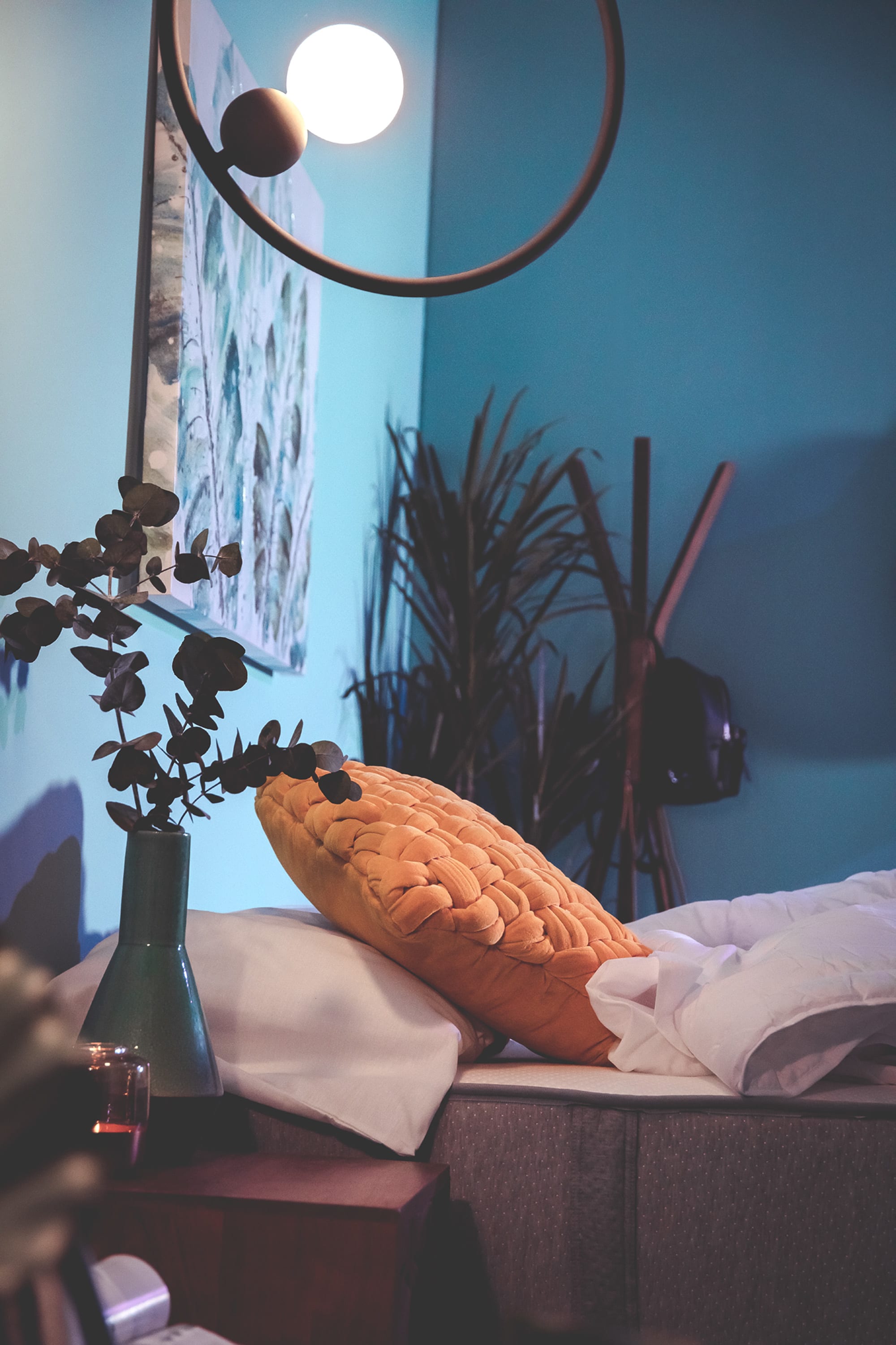 Elegantes schwarzes Klappbettgestell von Kave Home, passend für 150x190 cm Matratzen, platzsparend und stilvoll.