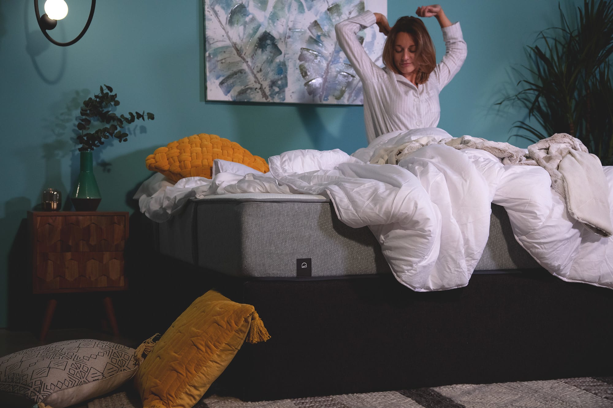 Schwarzes, klappbares Bettgestell von Kave Home für 150x190 cm Matratzen, modern, funktional und platzsparend.