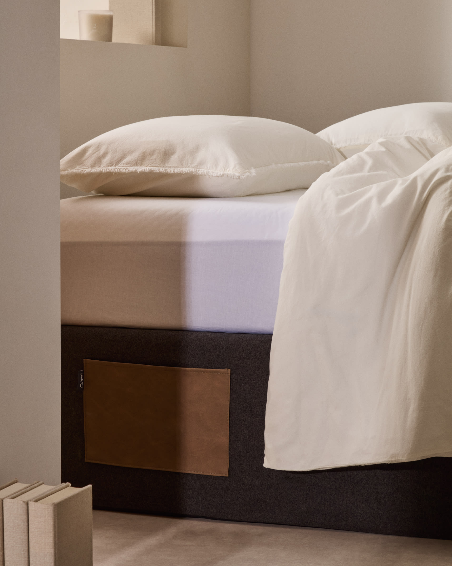 Schwarzes klappbares Bettgestell von Kave Home, ideal für 150x190 cm Matratzen, modernes Design, praktisch und stilvoll.