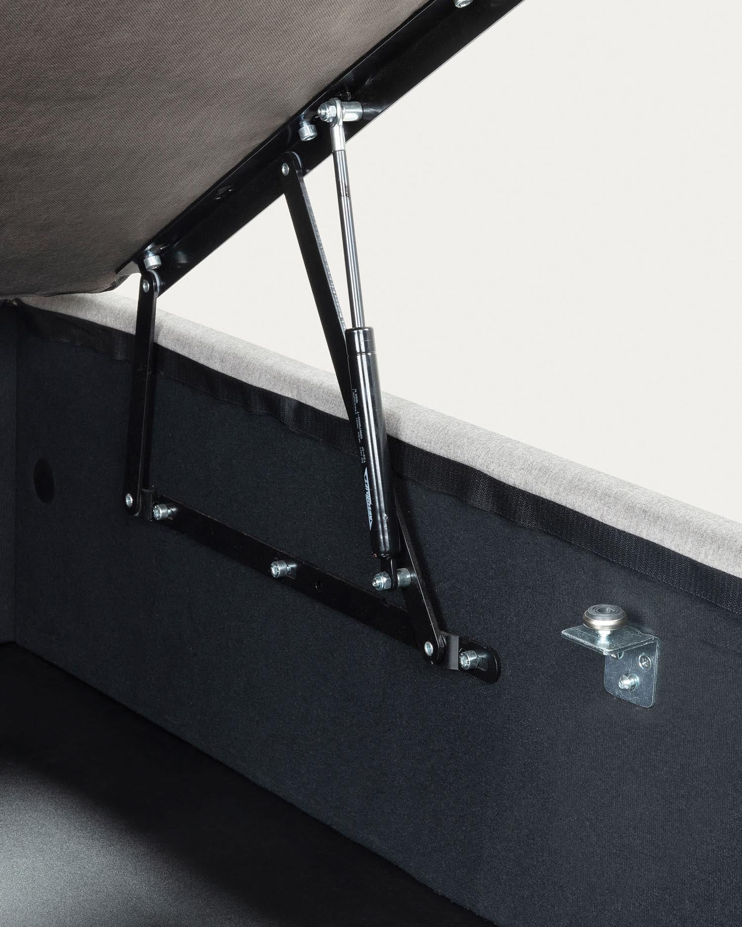 Elegantes, graues Bettgestell von Kave Home, klappbar und mit praktischem Stauraum. Ideal für Matratzen 150 x 190 cm und modernes Schlafzimmerdesign.