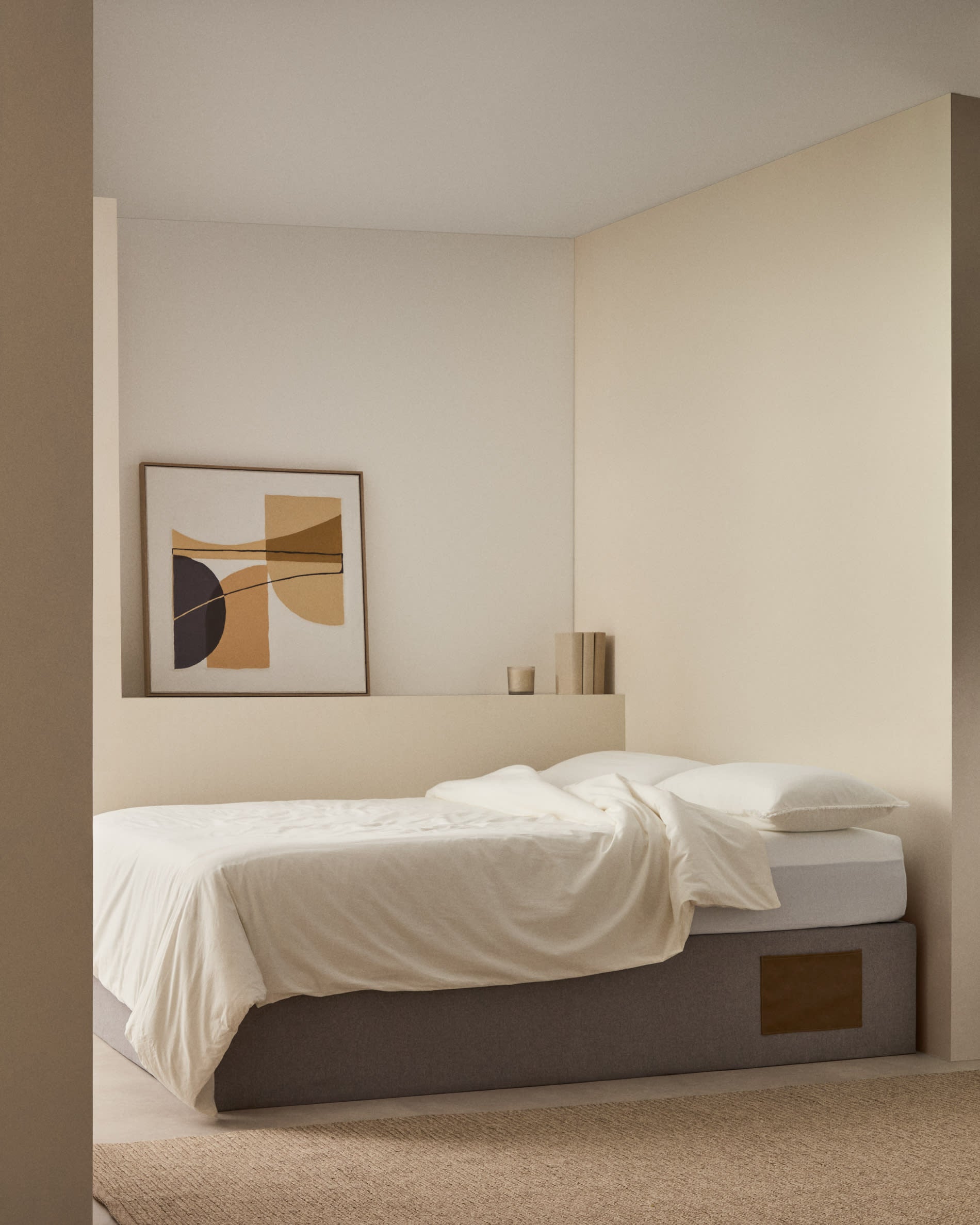 Elegantes graues Bettgestell von Kave Home, klappbar und passend für 150x190 cm Matratzen, ideal für modernes Wohnen.