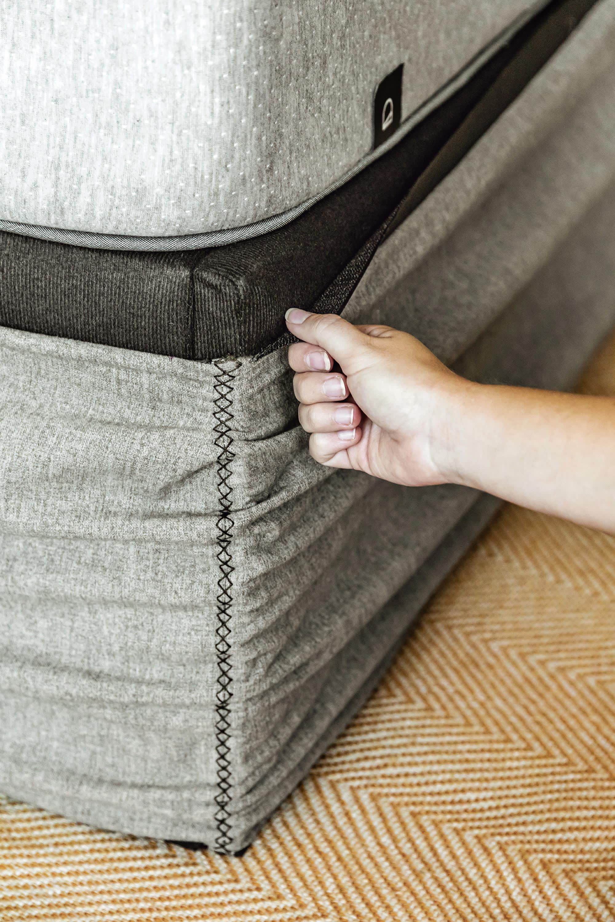 Beiges, aufklappbares Bettgestell von Kave Home, ideal für 150x190 cm Matratzen, stilvoll, praktisch und modern designt.