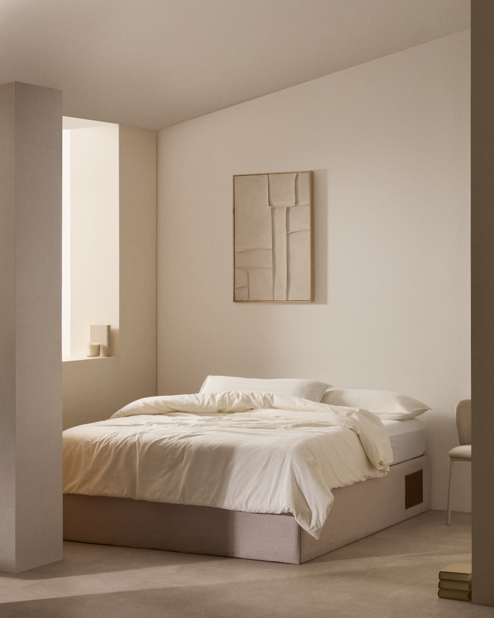 Elegantes, beige Bettgestell Matters von Kave Home, ideal für 160x200 cm Matratzen. Funktional mit Stauraum und modernem Design.