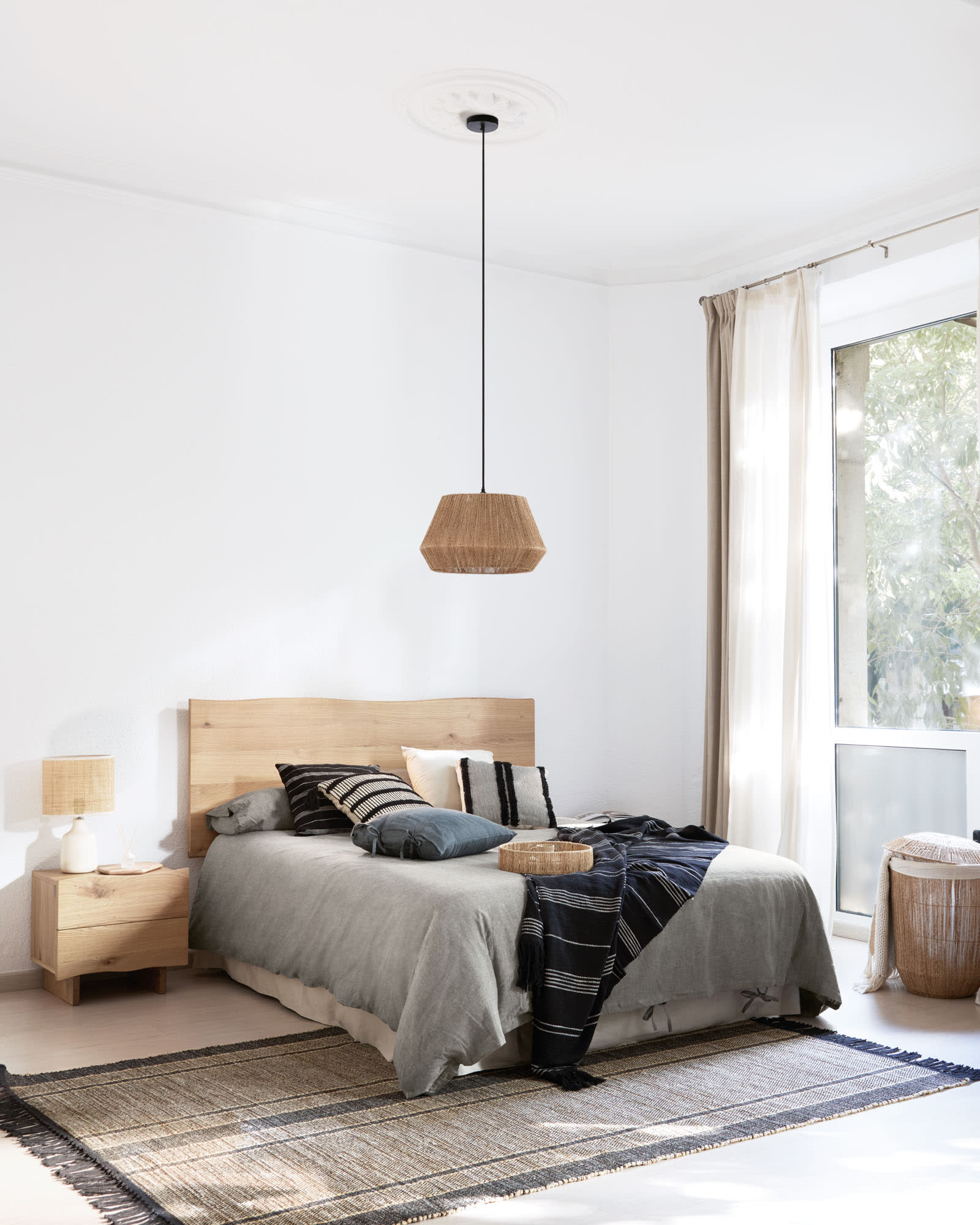 Beiges aufklappbares Bettgestell von Kave Home, passend für 160x200 cm Matratzen, stilvoll und praktisch für Ihr Schlafzimmer.