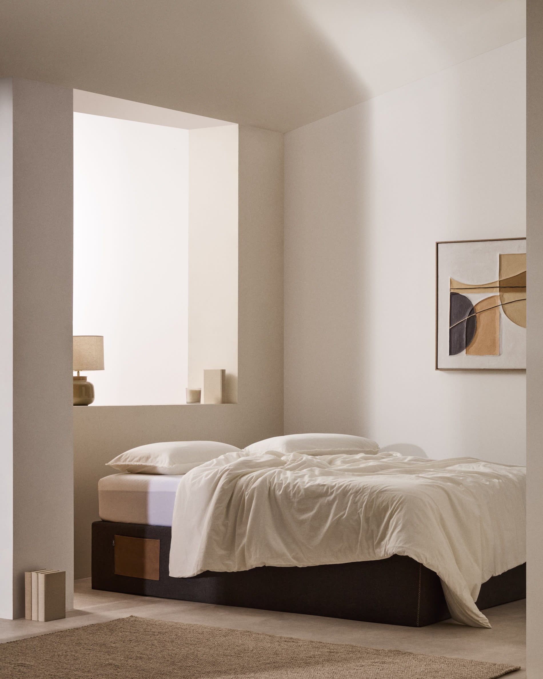 Schwarzes klappbares Bettgestell von Kave Home, passend für 180x200 cm Matratzen, stilvoll und praktisch für modernes Wohnen.