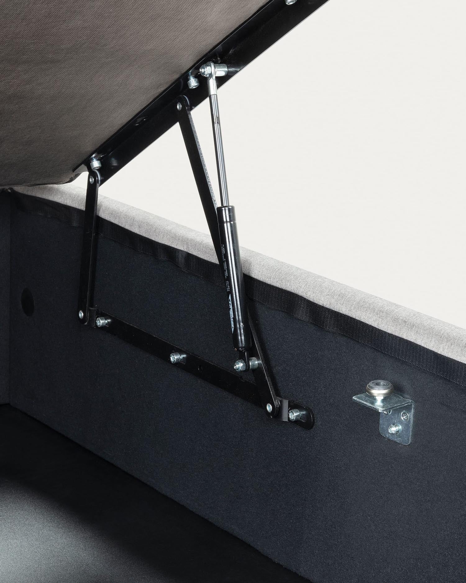 Stylisches, graues Bettgestell von Kave Home, aufklappbar für 180x200 cm Matratzen. Praktischer Stauraum und pflegeleichter Stoff vereinen sich in modernem Design.