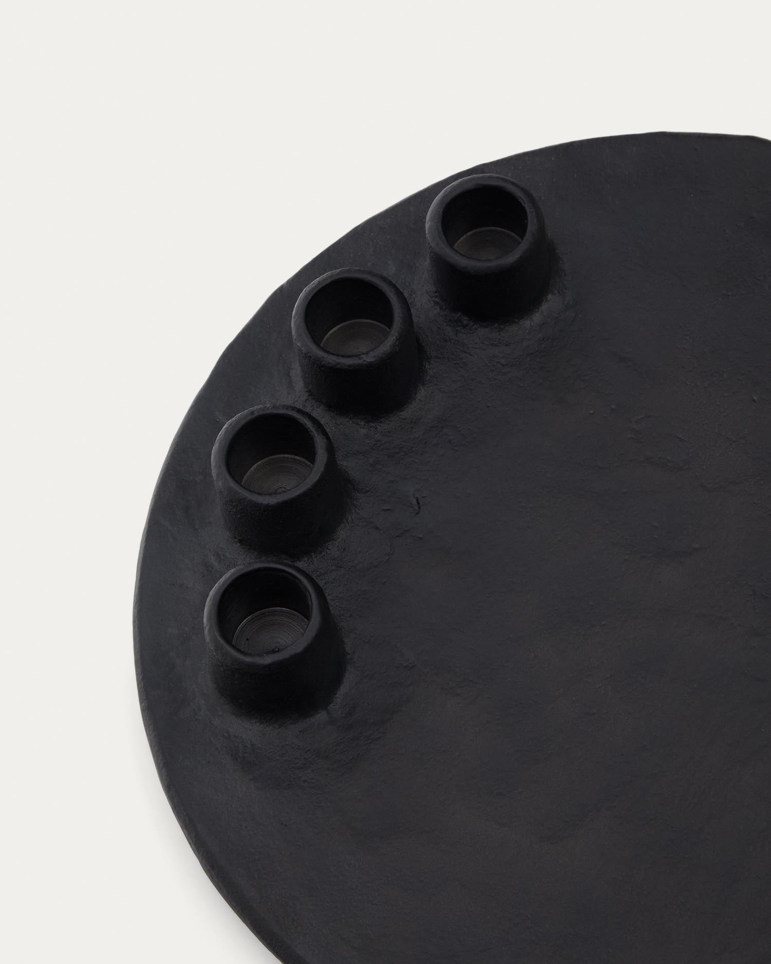 Stilvoller Kerzenhalter Nuvro aus schwarzem Aluminium: modernes Design, langlebig und vielseitig für eine gemütliche Wohnatmosphäre.