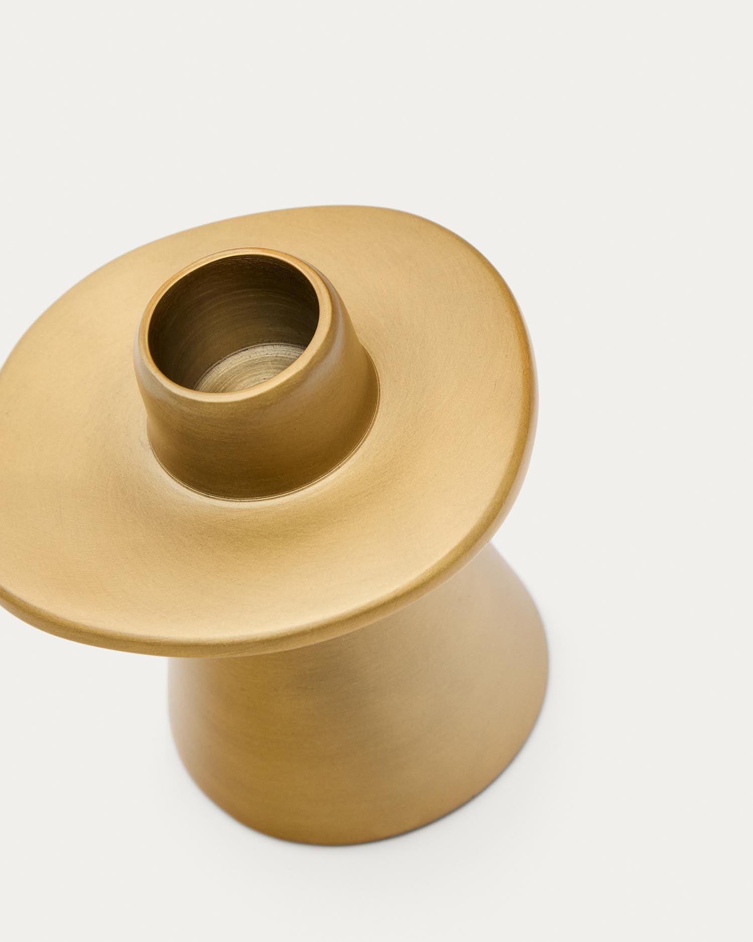 Kleiner Kerzenhalter Aiko von Kave Home: Hochwertiges, goldfarbenes Aluminium vereint Stil und Funktionalität für jede Einrichtung.