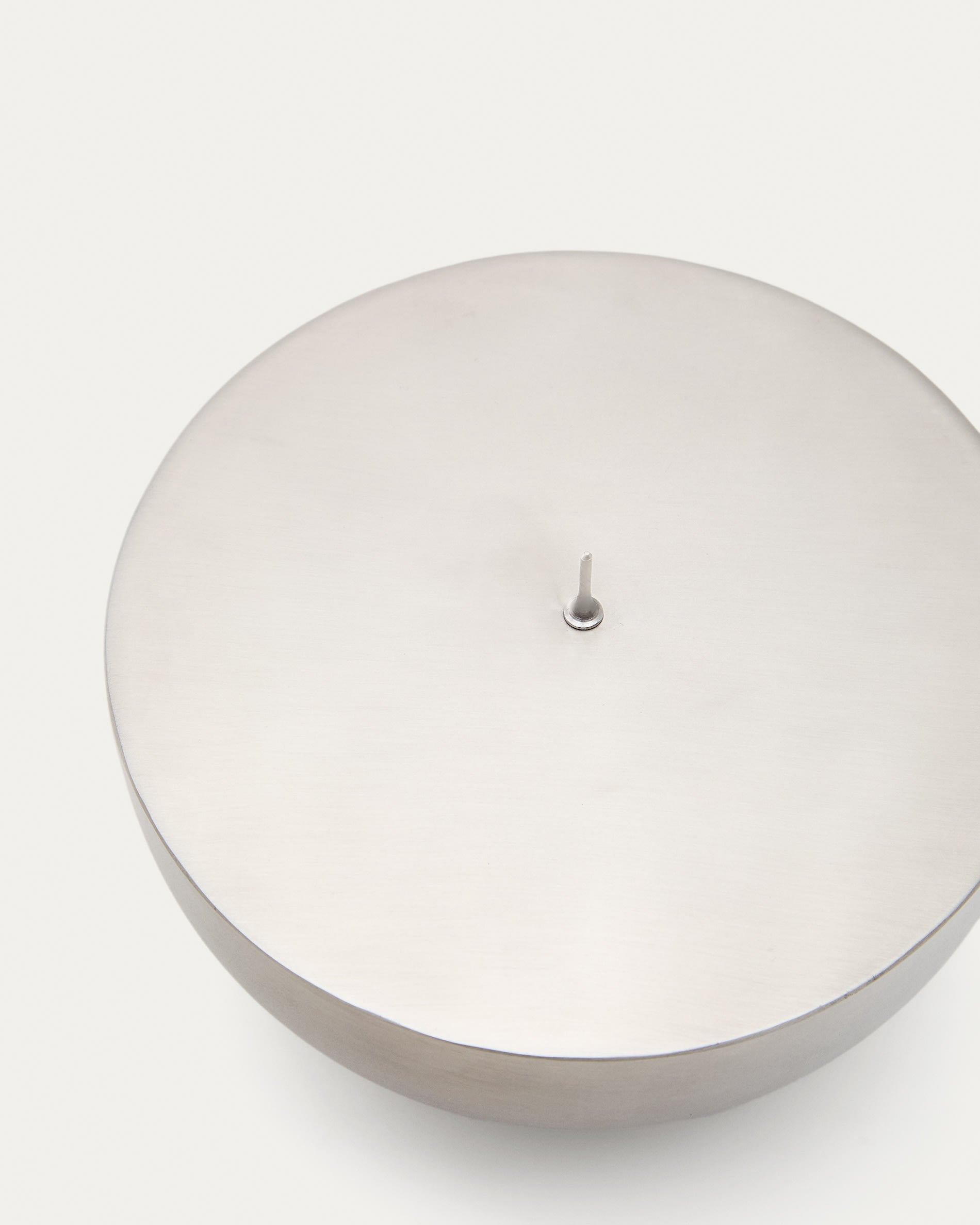 Grosser Kerzenhalter Quira aus silberfarbenem Edelstahl in Silber präsentiert im Onlineshop von KAQTU Design AG. Kerzenständer ist von Kave Home