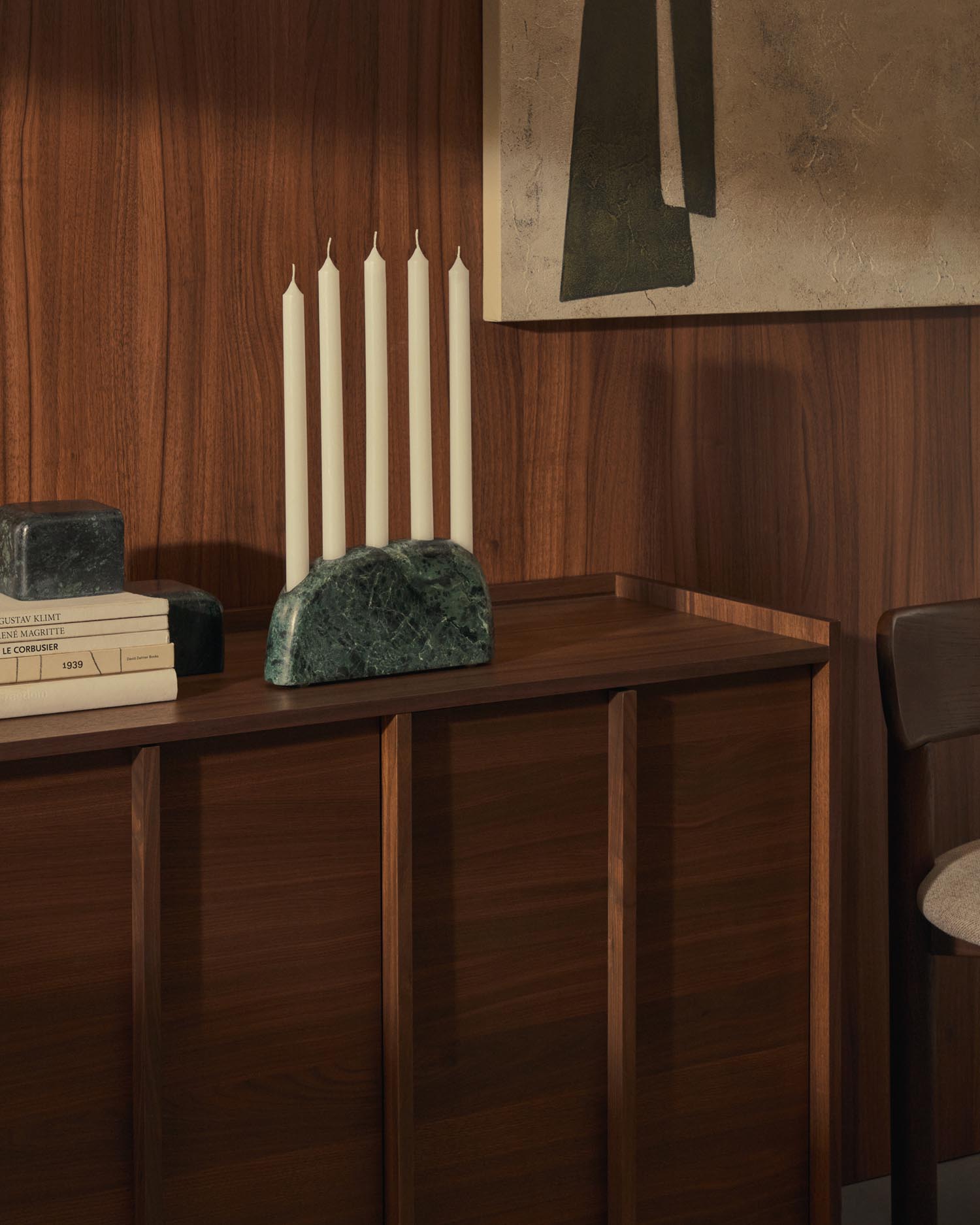 Stilvoller Kerzenhalter Signe aus grünem Marmor, 10 cm hoch. Bringt Eleganz und natürliche Schönheit in Ihr Zuhause. Ideal für jede Einrichtung.