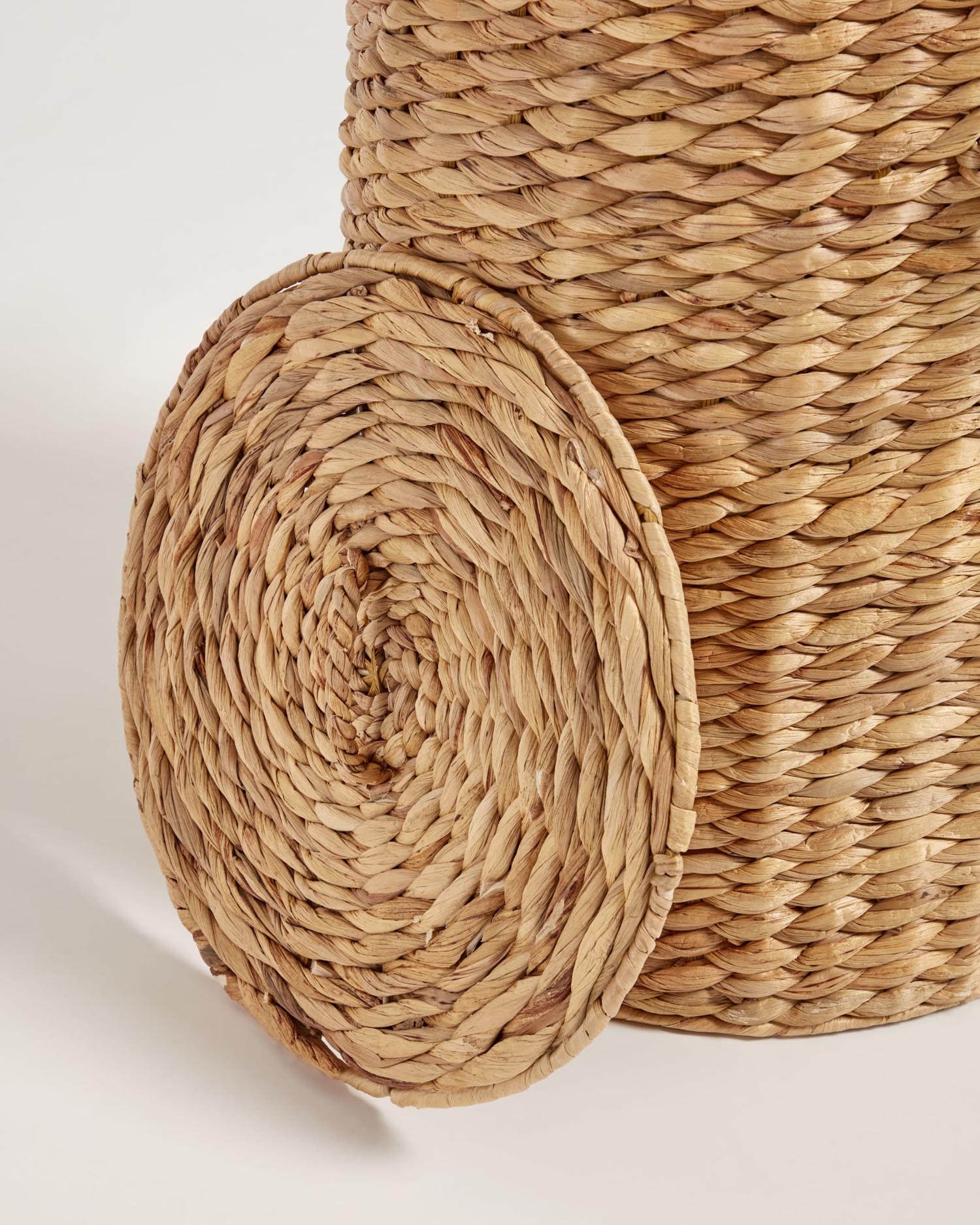 Der Yessira Wäschekorb von Kave Home vereint stilvolles Design und natürliche Materialien, ideal für eine nachhaltige und elegante Wohnatmosphäre.