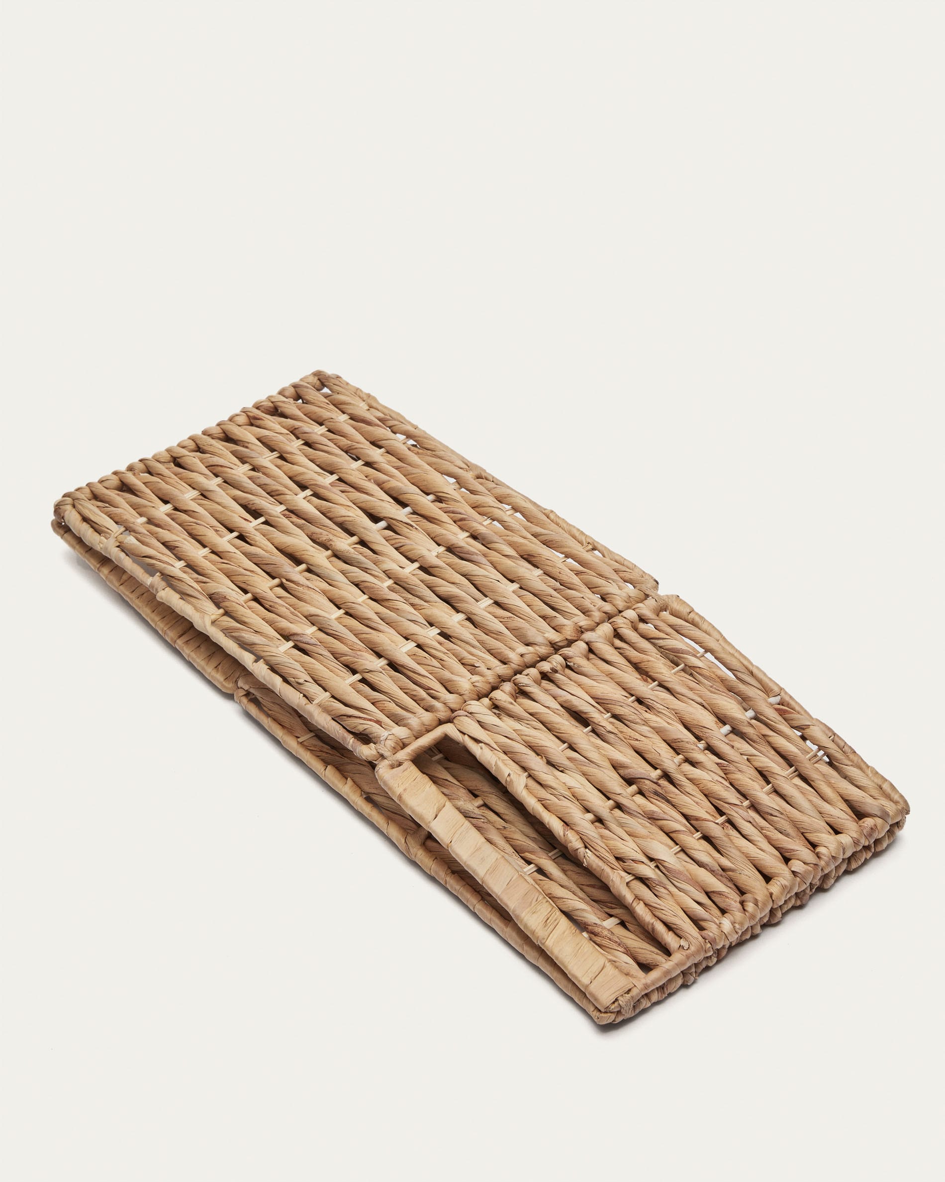 Eleganter Korb aus Naturfasern mit natürlichem Finish, perfekt für stilvolle Aufbewahrung und Dekoration in Ihrem Zuhause.