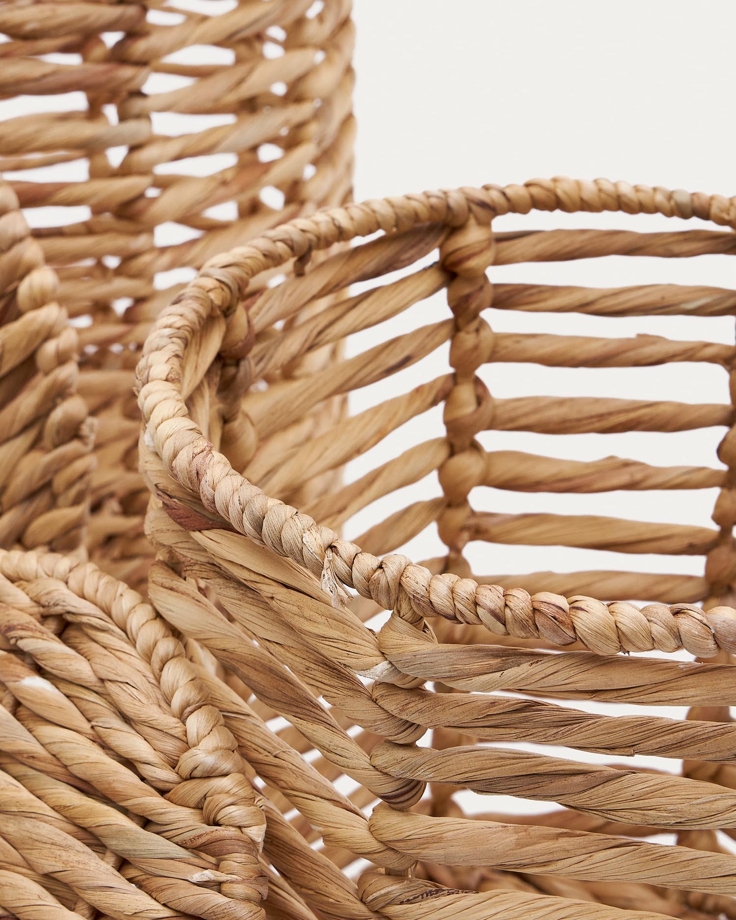 Das Venezia Set von Kave Home bietet zwei elegante Körbe aus robustem, pflegeleichtem Material, perfekt für Ordnung und Stil im Kinderzimmer.