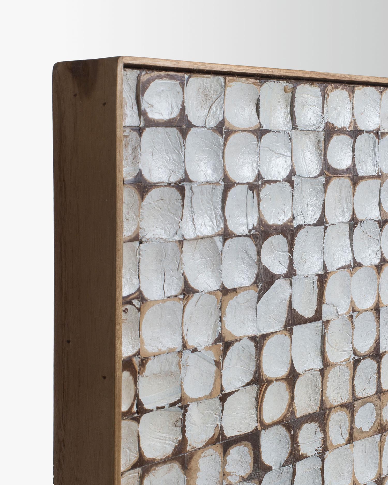 Erleben Sie das Kron Bettkopfteil von Kave Home: Massives Mangoholz und Kokosnussschalen vereinen Stil und Nachhaltigkeit für Ihr Schlafzimmer.