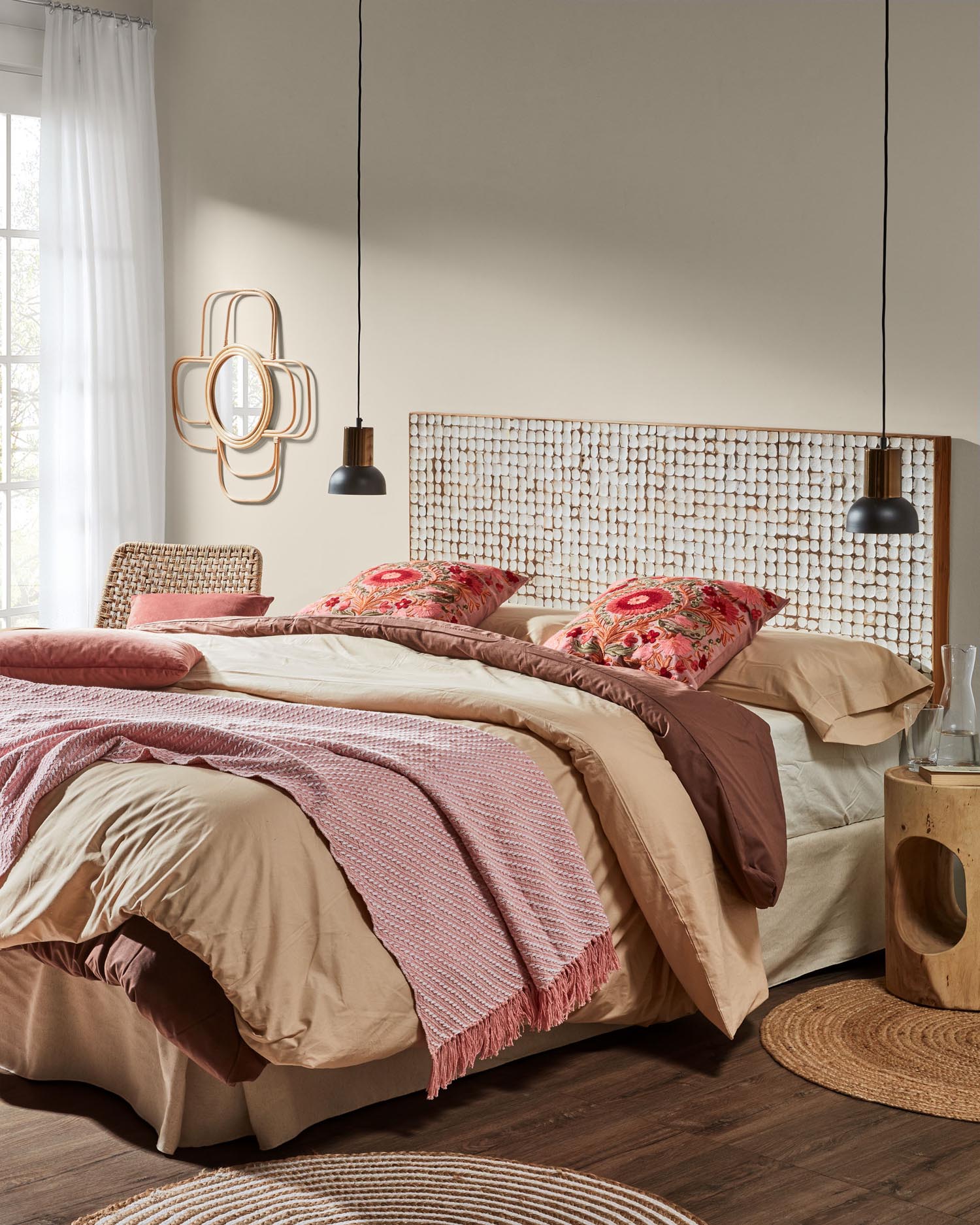 Verleihen Sie Ihrem Schlafzimmer mit dem Kron Bettkopfteil aus robustem Mangoholz und exotischen Kokosnussschalen von Kave Home einen Hauch von Eleganz und Nachhaltigkeit.