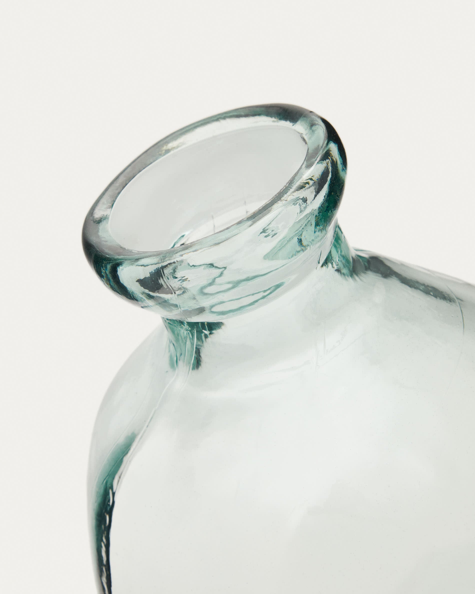 Die Brenna Vase von Kave Home, 73 cm hoch und aus 100% recyceltem Glas, vereint elegantes Design mit nachhaltiger Ästhetik.