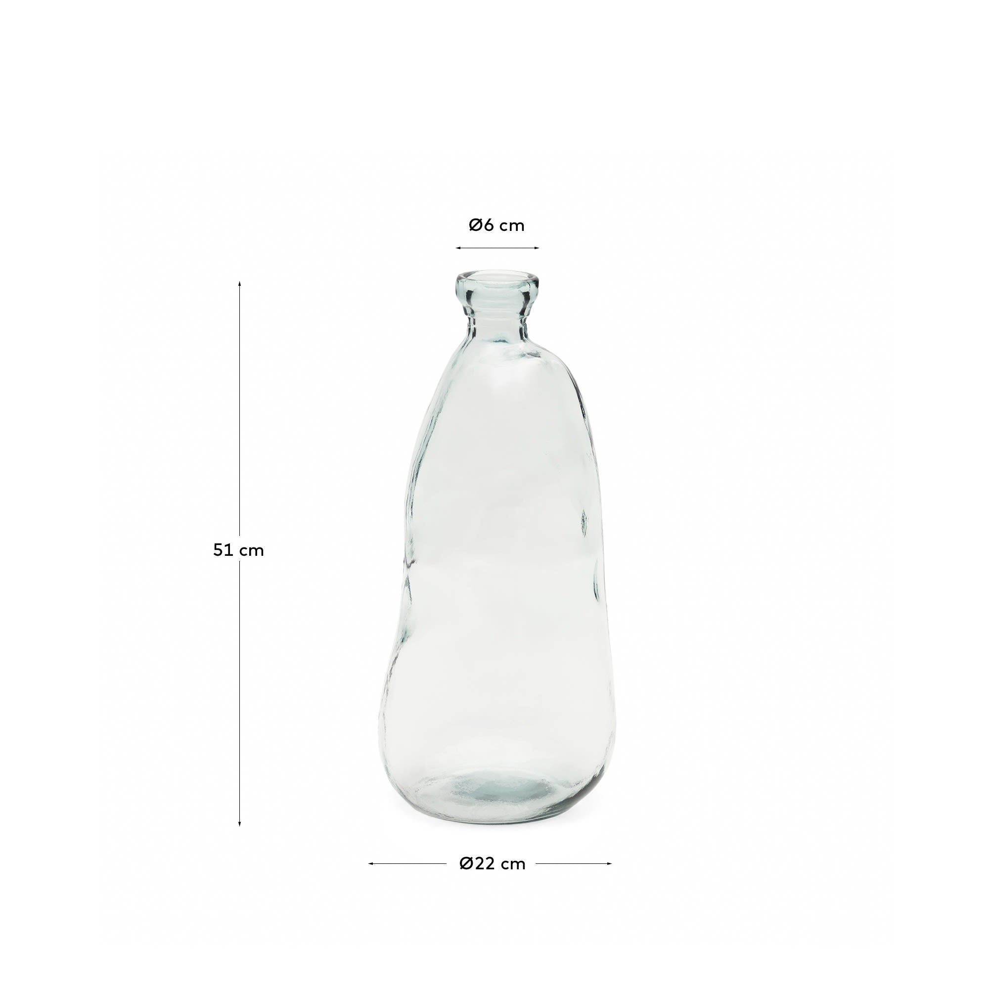 Die Brenna Vase von Kave Home, 51 cm hoch, aus 100% recyceltem Glas, verbindet zeitlose Schönheit mit umweltfreundlichem Design und passt perfekt in jedes Interieur.