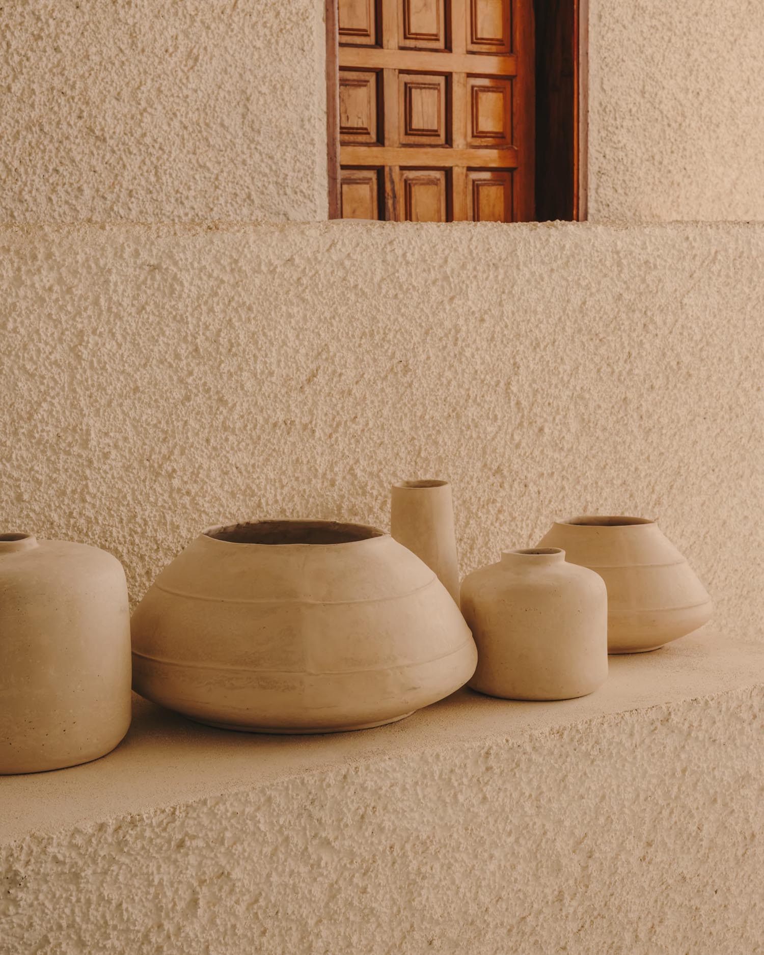 Elegante, weisse Pappmaché-Vase (27 cm) von Kave Home: Nachhaltig, leicht, vielseitig – ideal für moderne Wohnräume.