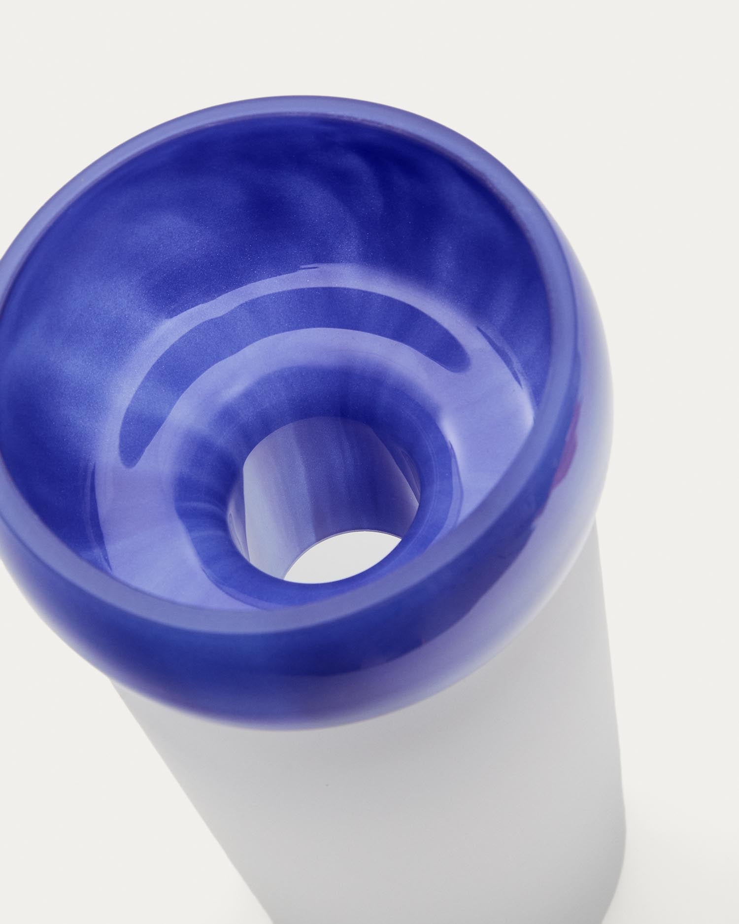 Die Vase Kelse aus blauem Klarglas, 30,5 cm hoch, von Kave Home überzeugt mit ihrem zeitlosen Design und ist ideal für moderne Dekoration.