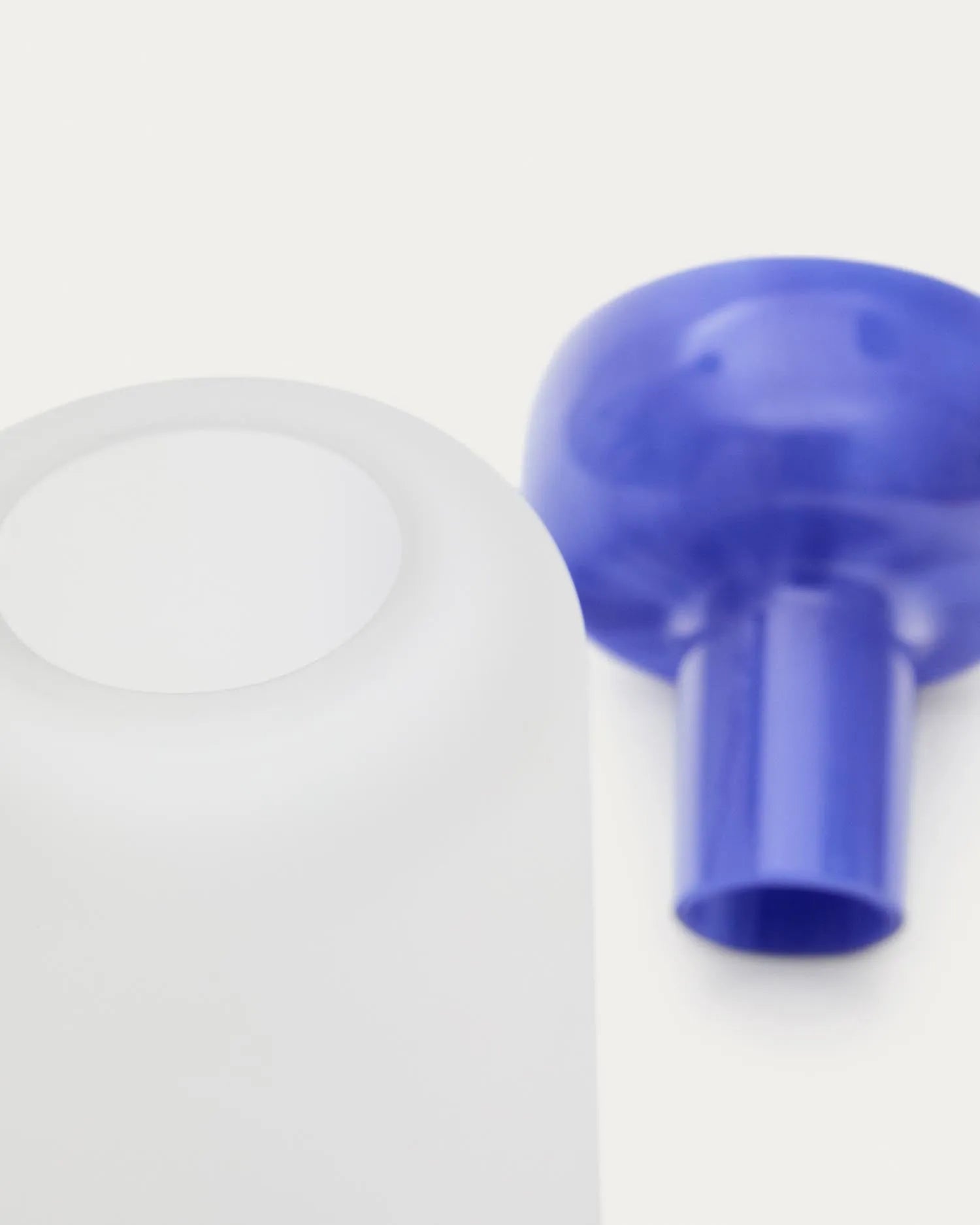 Die Vase Kelse aus blauem Klarglas, 30,5 cm hoch, von Kave Home besticht durch ihr elegantes Design und passt perfekt zu zeitgemäßer Einrichtung.