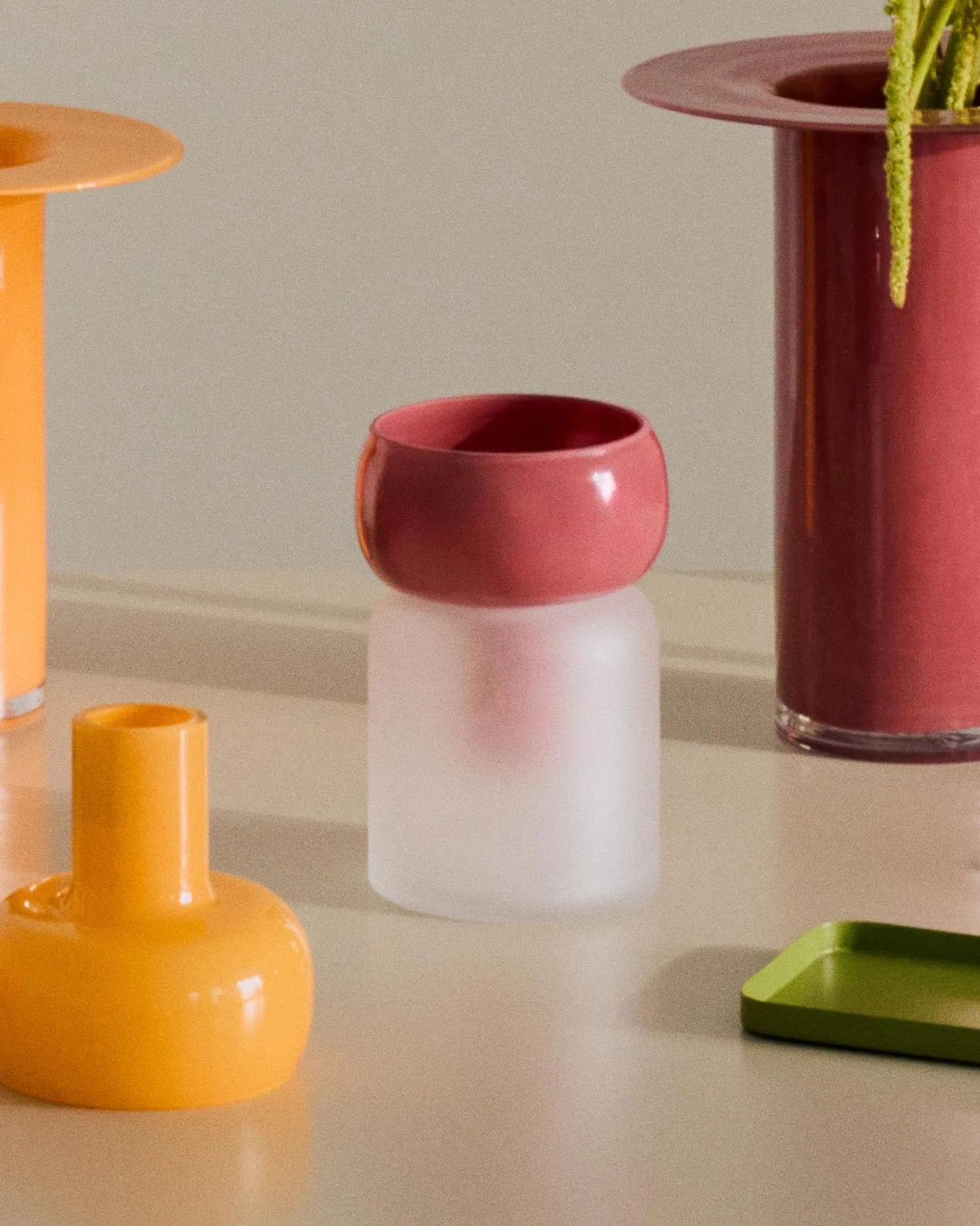 Die Vase Kelse aus rosafarbenem Klarglas, 19 cm, vereint modernes Design mit Eleganz, perfekt für Ihre Blumenarrangements.