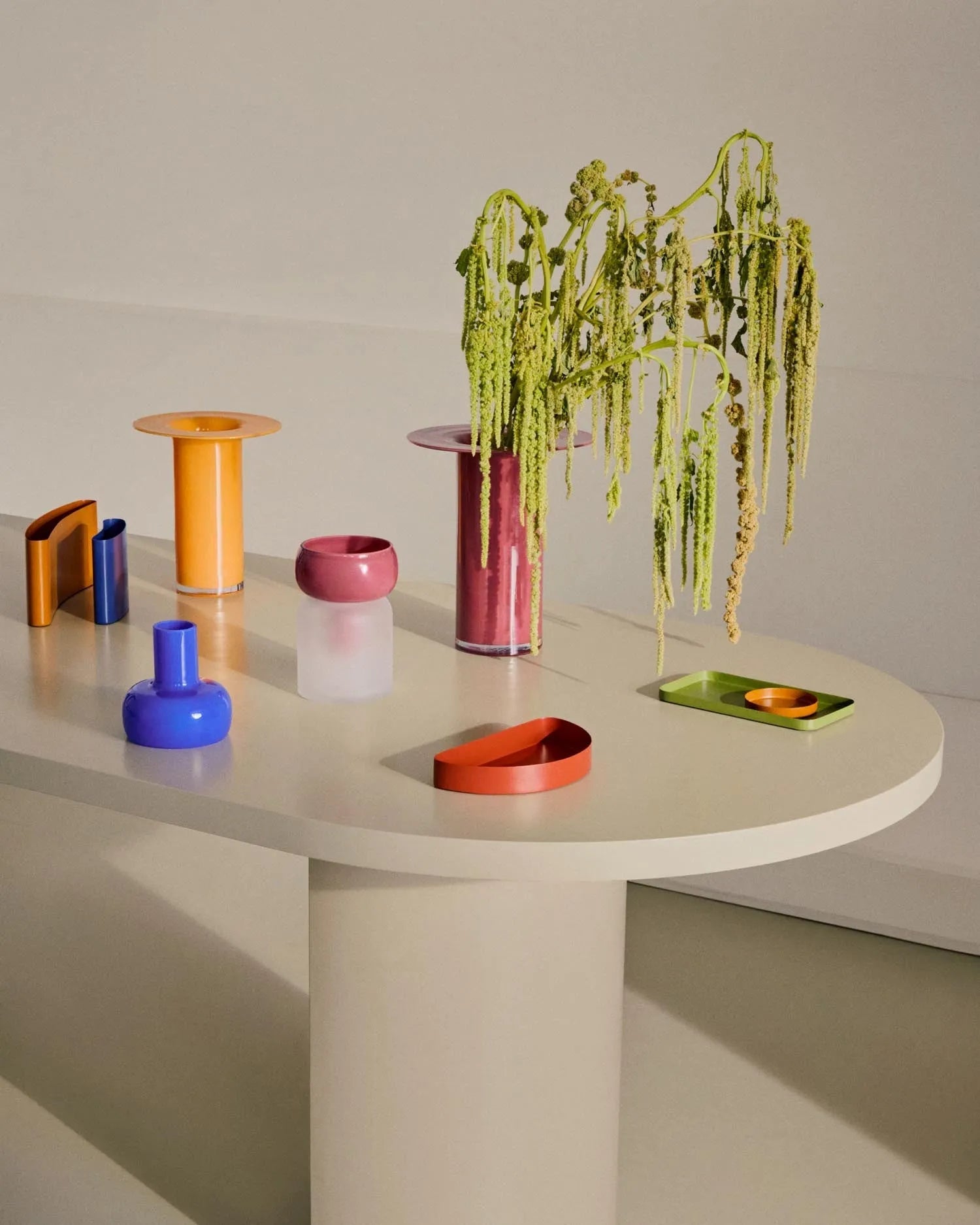 Die Vase Kelse aus rosafarbenem Klarglas (19 cm) besticht durch ihr modernes Design und ist ideal für stilvolle Blumenarrangements.