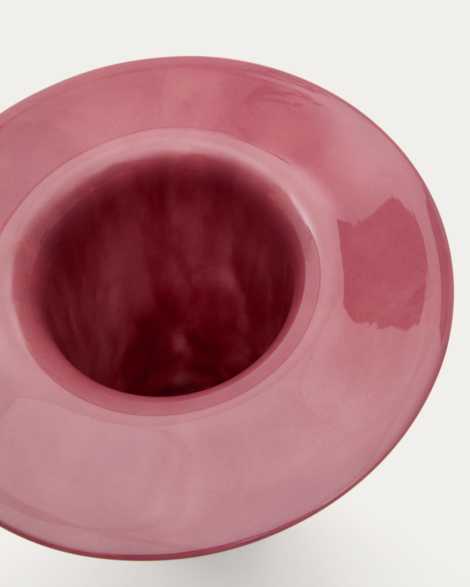 Die Vase Kelse aus rosafarbenem Glas, 28 cm hoch, von Kave Home, ist ein stilvolles Dekorationsstück für Ihr Zuhause.