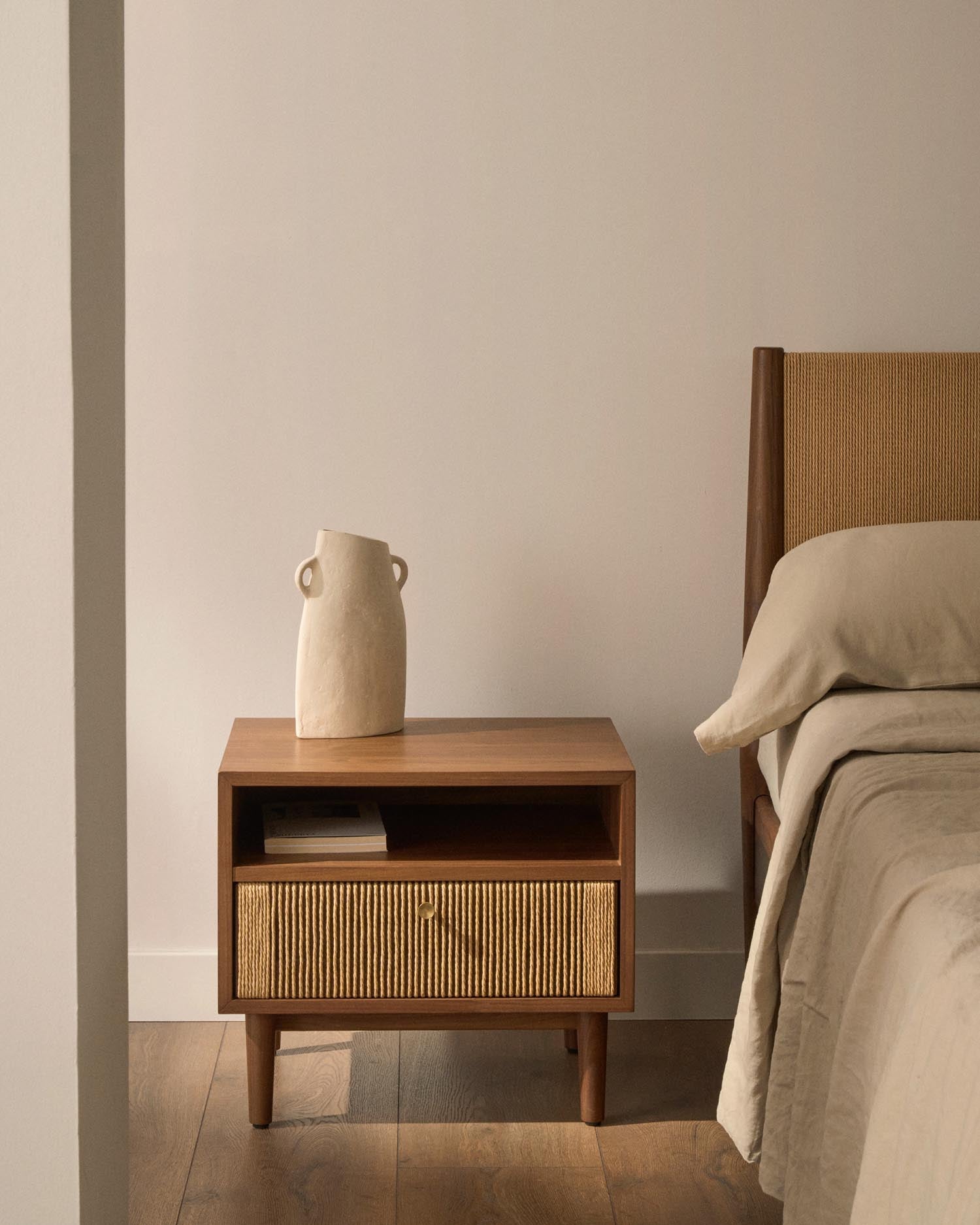 Vase Neti aus weissem Pappmaché 27 cm in Weiss präsentiert im Onlineshop von KAQTU Design AG. Vase ist von Kave Home