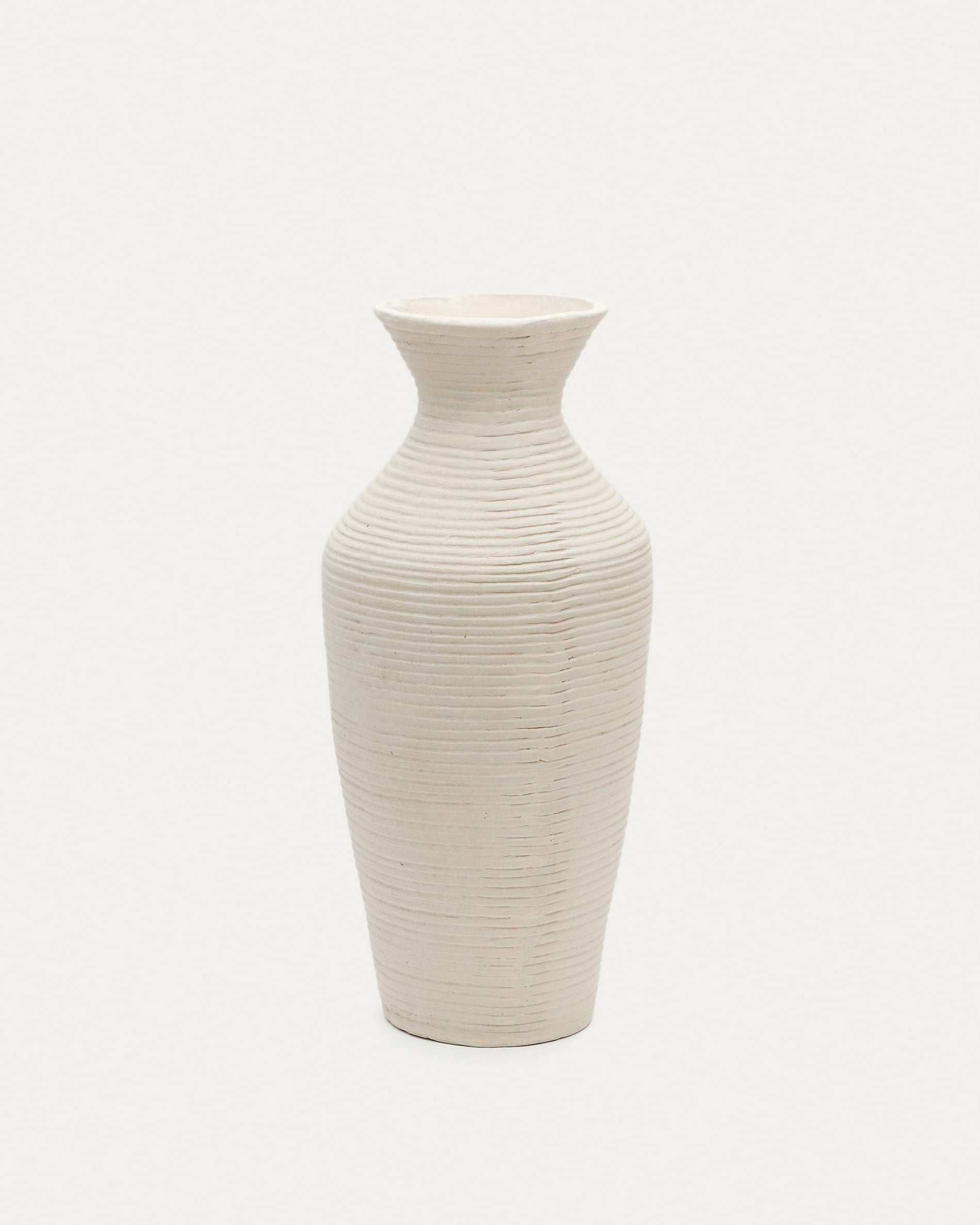 Elegante 72 cm hohe Vase Pria aus weissem Pappmaché, nachhaltig und stilvoll, ideal für Trockenblumen.