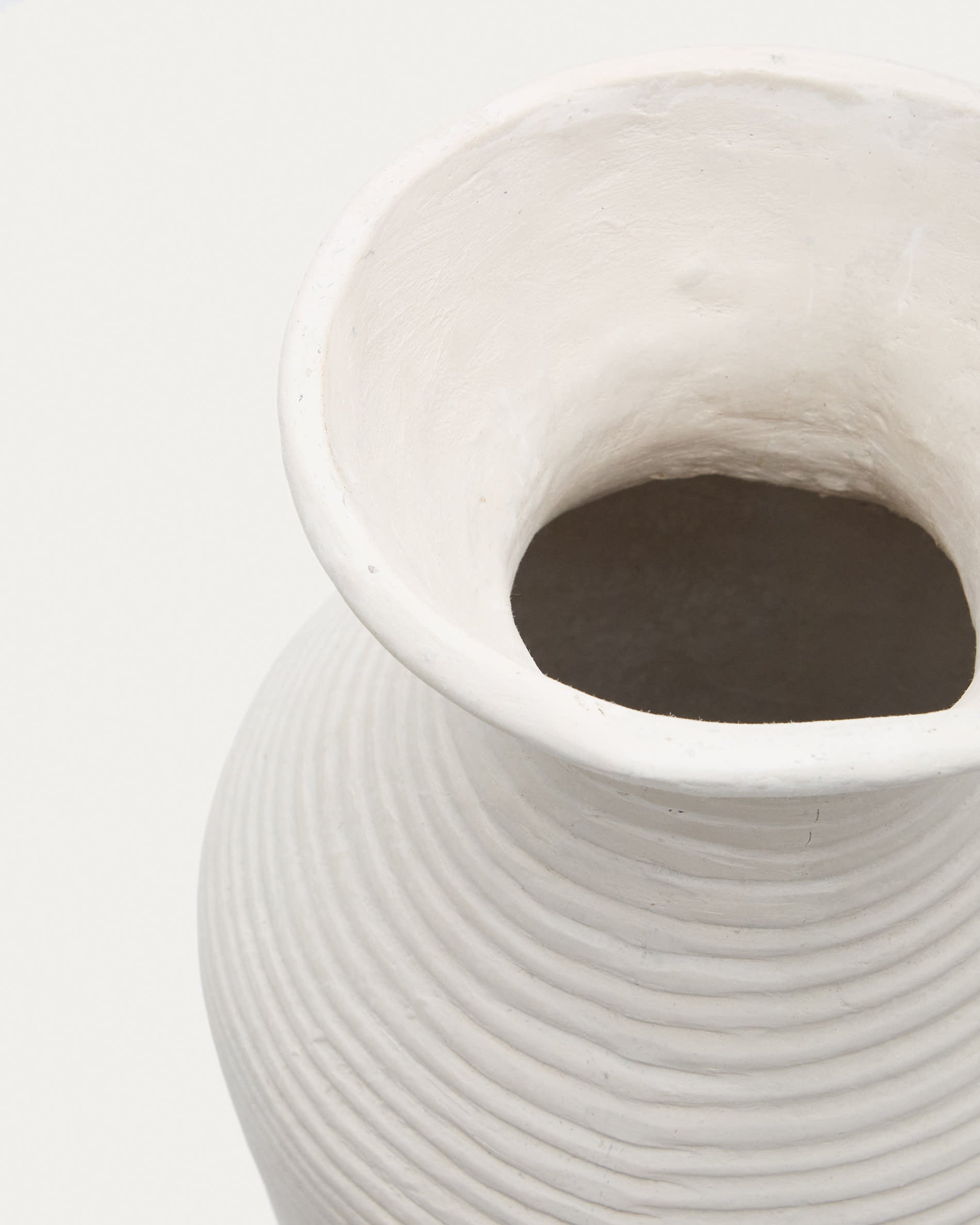 Die Vase Pria von Kave Home ist 72 cm hoch und aus leichtem, nachhaltigem Pappmaché gefertigt. Sie vereint stilvolle Eleganz mit umweltbewusster Gestaltung.