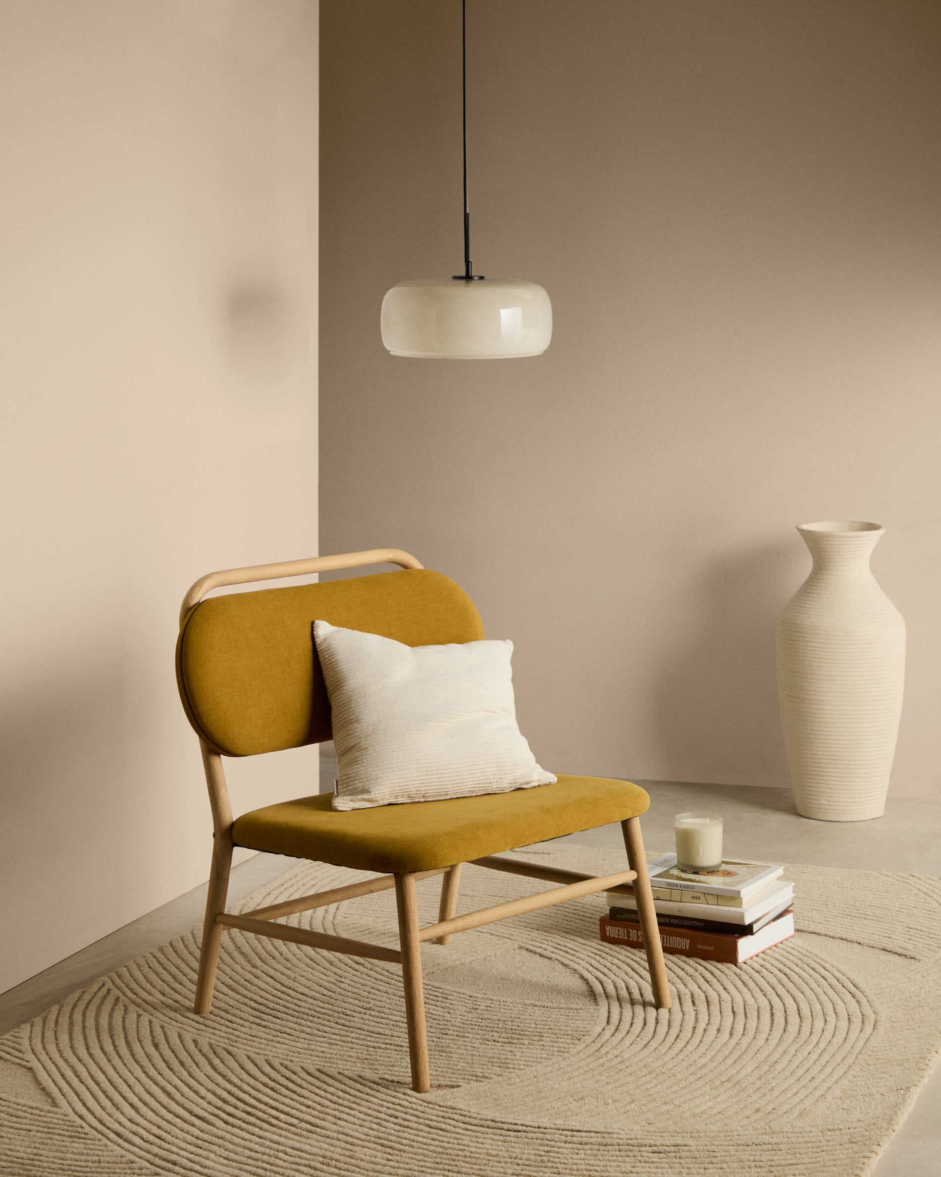 Die 72 cm hohe Vase Pria aus recyceltem Pappmaché vereint stilvolle Eleganz mit nachhaltigem Design und setzt umweltbewusste Akzente in jedem Raum.