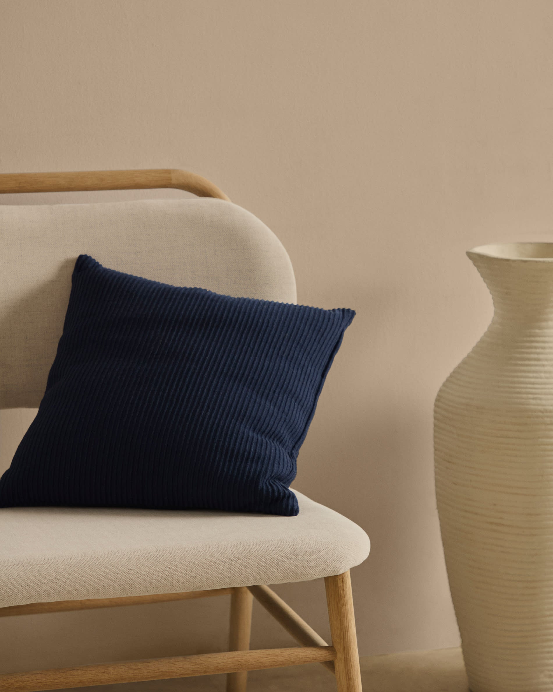 Entdecken Sie die 72 cm hohe Vase Pria von Kave Home aus weissem Pappmaché – ein elegantes, nachhaltiges Highlight für Ihr Zuhause.