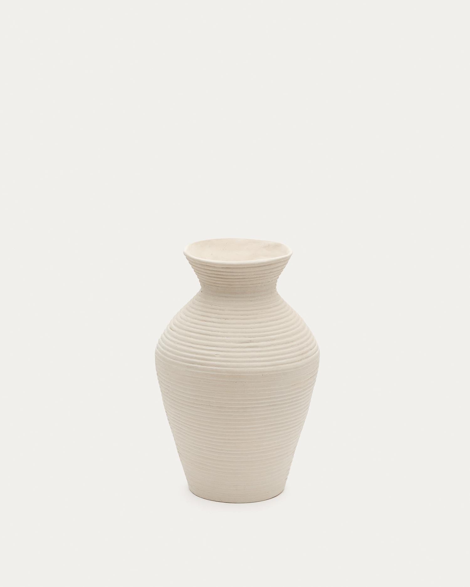 Elegante Vase Pria aus weissem Pappmaché, 51 cm, von Kave Home. Nachhaltig, vielseitig, ideal für Blumen und Zweige.