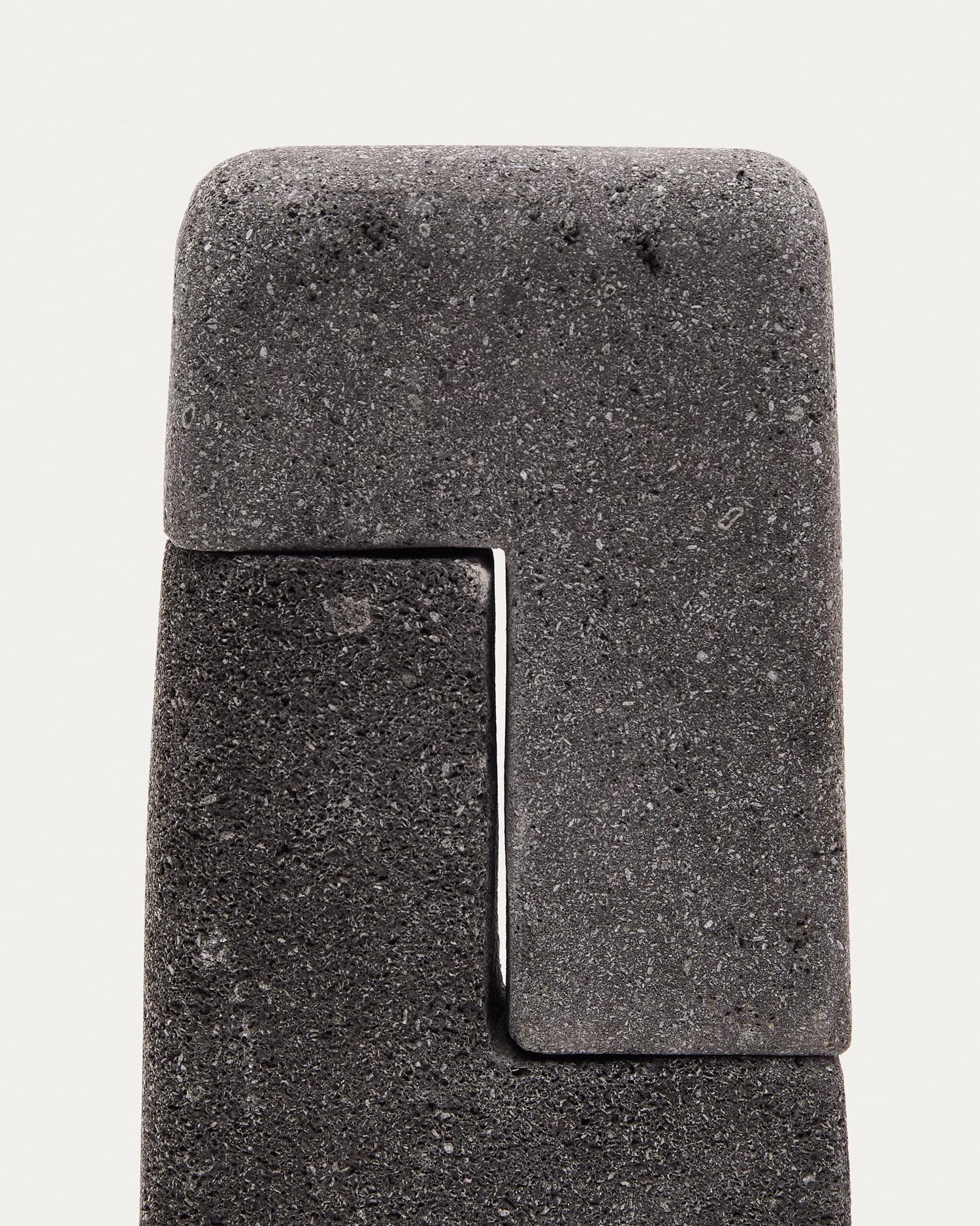 Die Sipa Skulptur aus Stein (30 cm) vereint handwerkliche Kunst und zeitlose Eleganz, perfekt für stilvolle Akzente in jedem Raum.