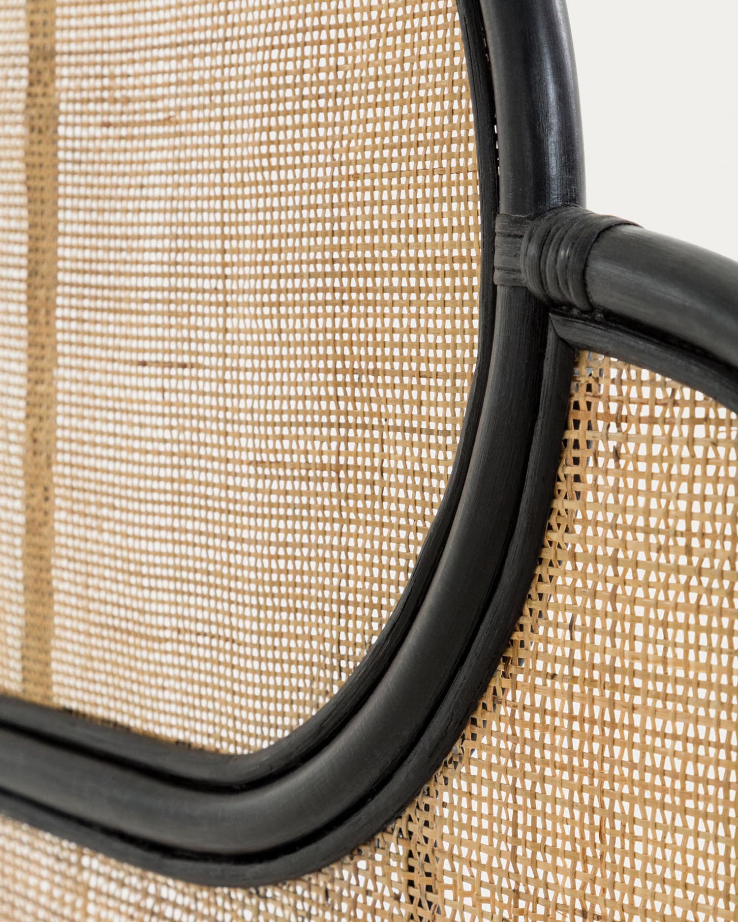 Stilvolles Rattan-Kopfteil Lalita in Schwarz von Kave Home, ideal für 160 cm Betten. Zeitloses Design, exzellente Qualität.