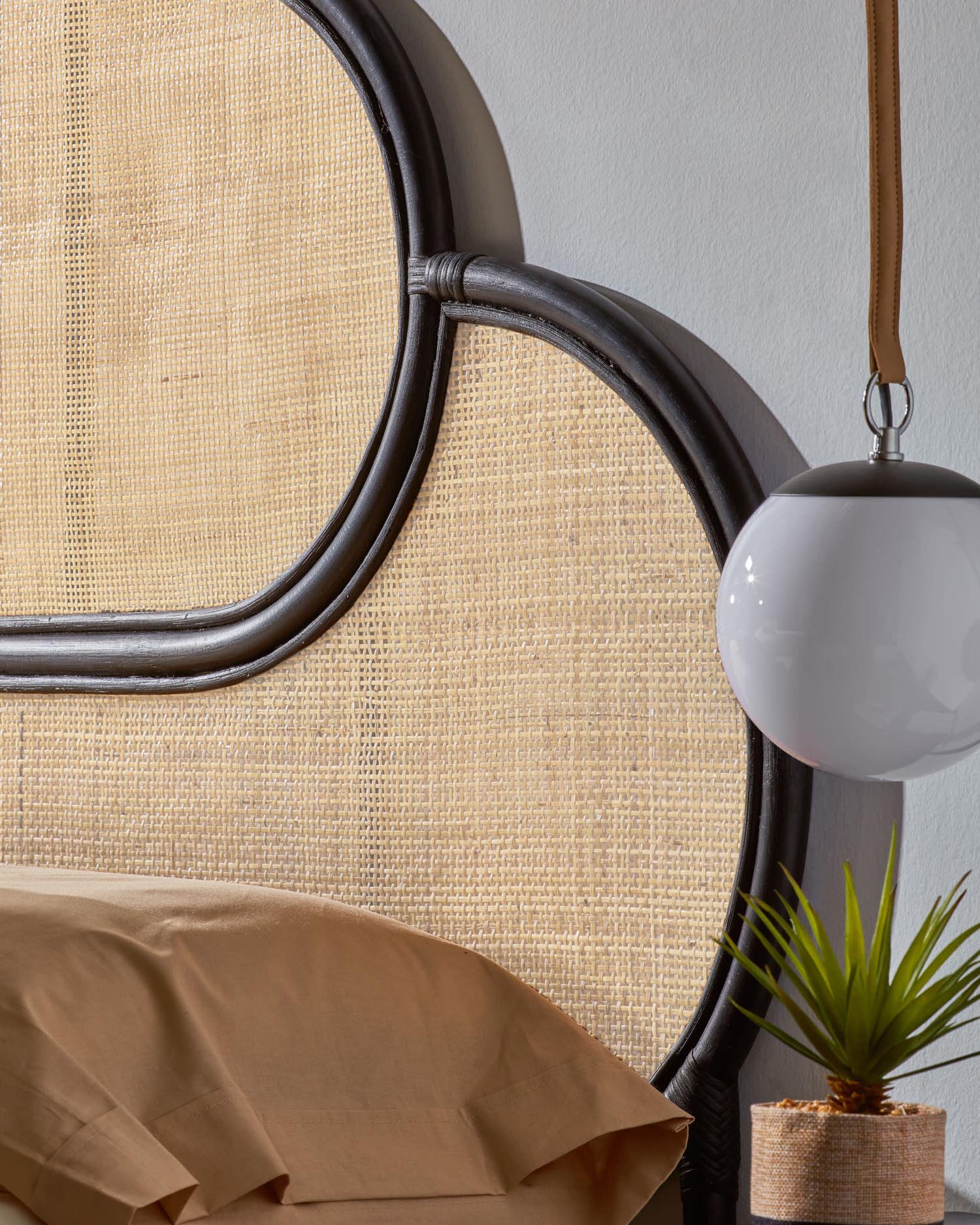 Elegantes Rattan-Bettkopfteil Lalita in Schwarz, passend für 160 cm Betten, von Kave Home. Stilvoll und modern.