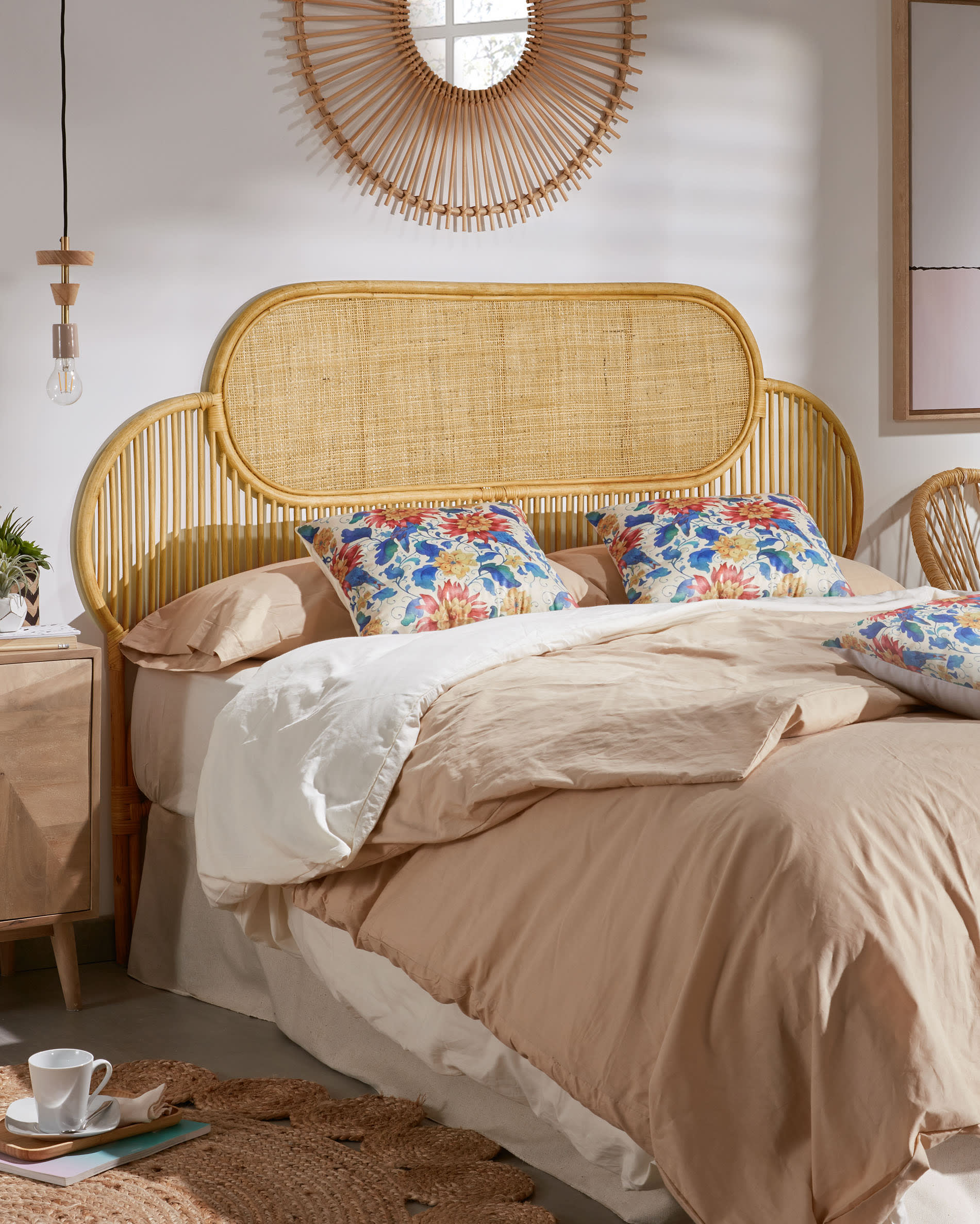 Rattan-Bettkopfteil Lalita mit natürlichem Finish, ideal für 160 cm Betten, stilvoll und hochwertig von Kave Home.