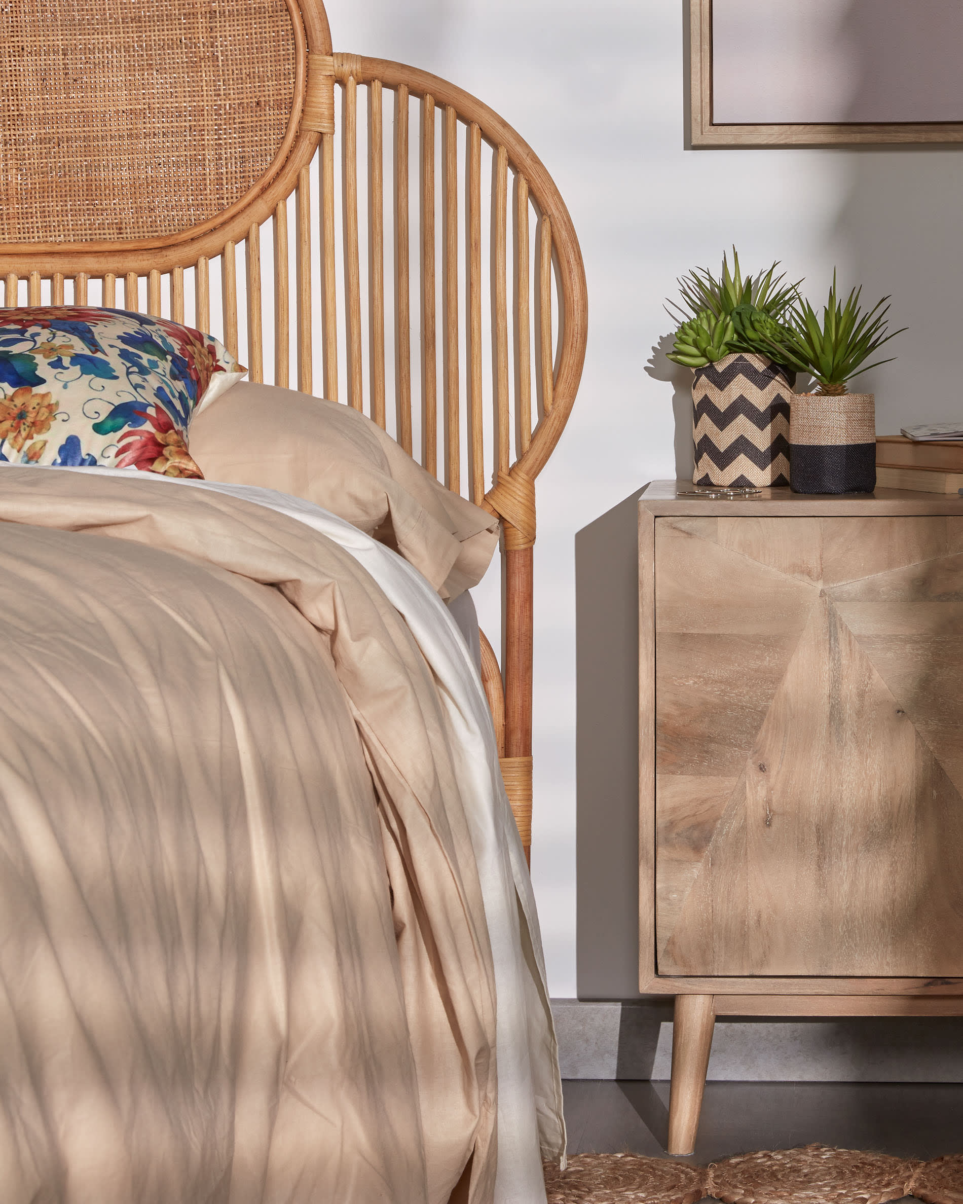 Elegantes Rattan-Kopfteil Lalita mit natürlichem Finish, passend für 160 cm Betten, von Kave Home, stilvoll und hochwertig.