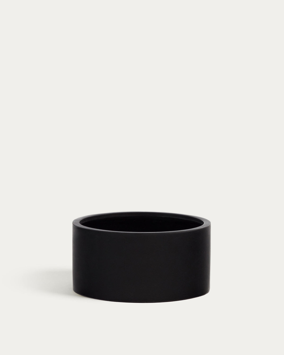 Aiguablava schwarzer Zement Schwarz Ø 62 cm in Schwarz präsentiert im Onlineshop von KAQTU Design AG. Pflanzentopf Outdoor ist von Kave Home