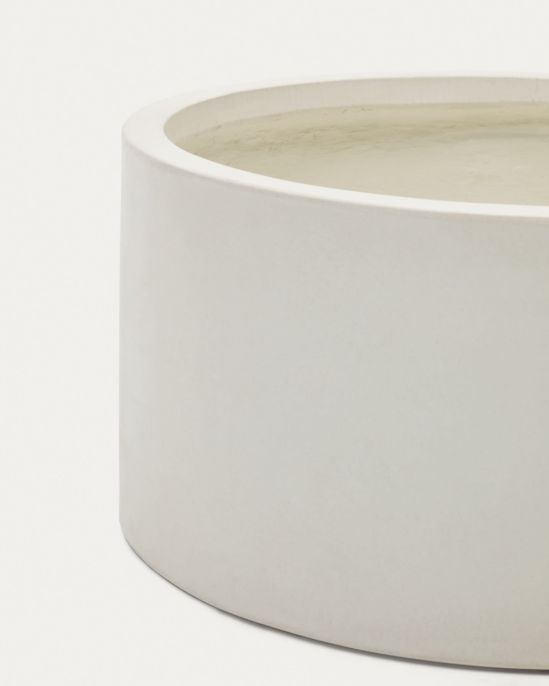 Stilvoller Blumentopf aus hochwertigem Zement in Weiß, Ø 62 cm. Perfekt für Pflanzen in jedem Raum oder Garten, langlebig und elegant.