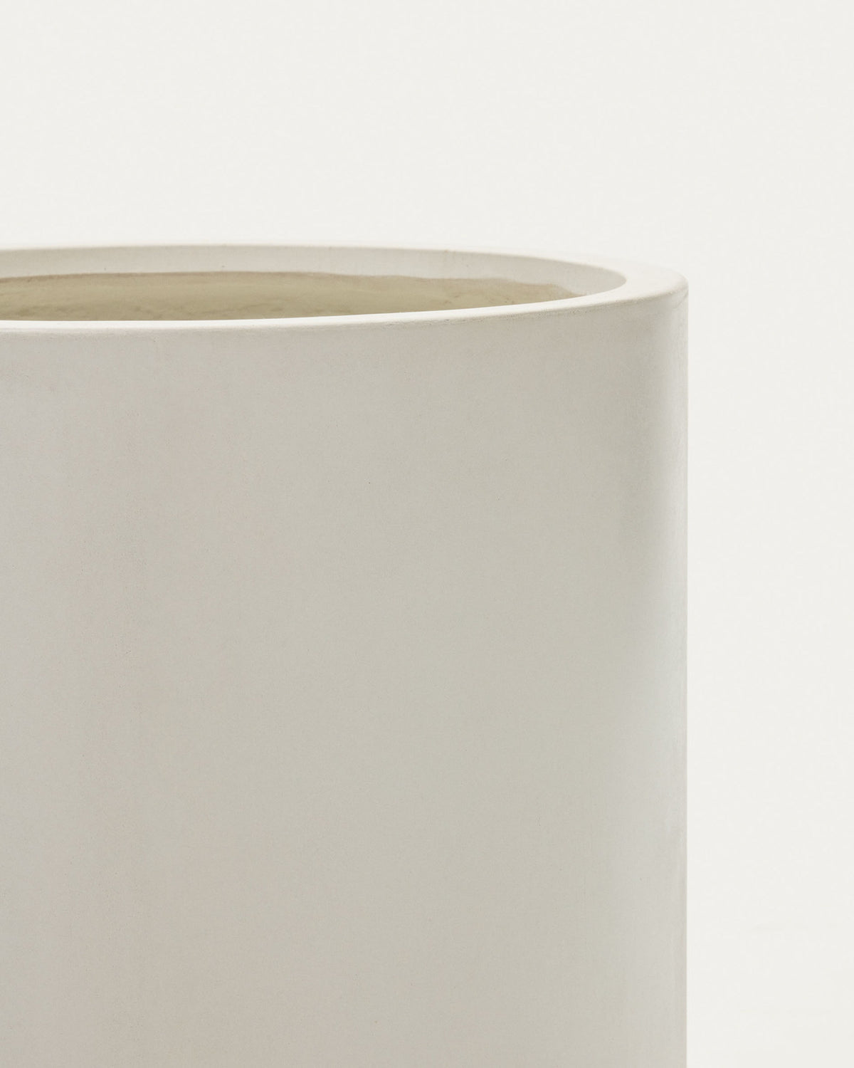Aiguablava Blumentopf aus Zement in Weiss Ø 52 cm in Weiss präsentiert im Onlineshop von KAQTU Design AG. Pflanzentopf Outdoor ist von Kave Home